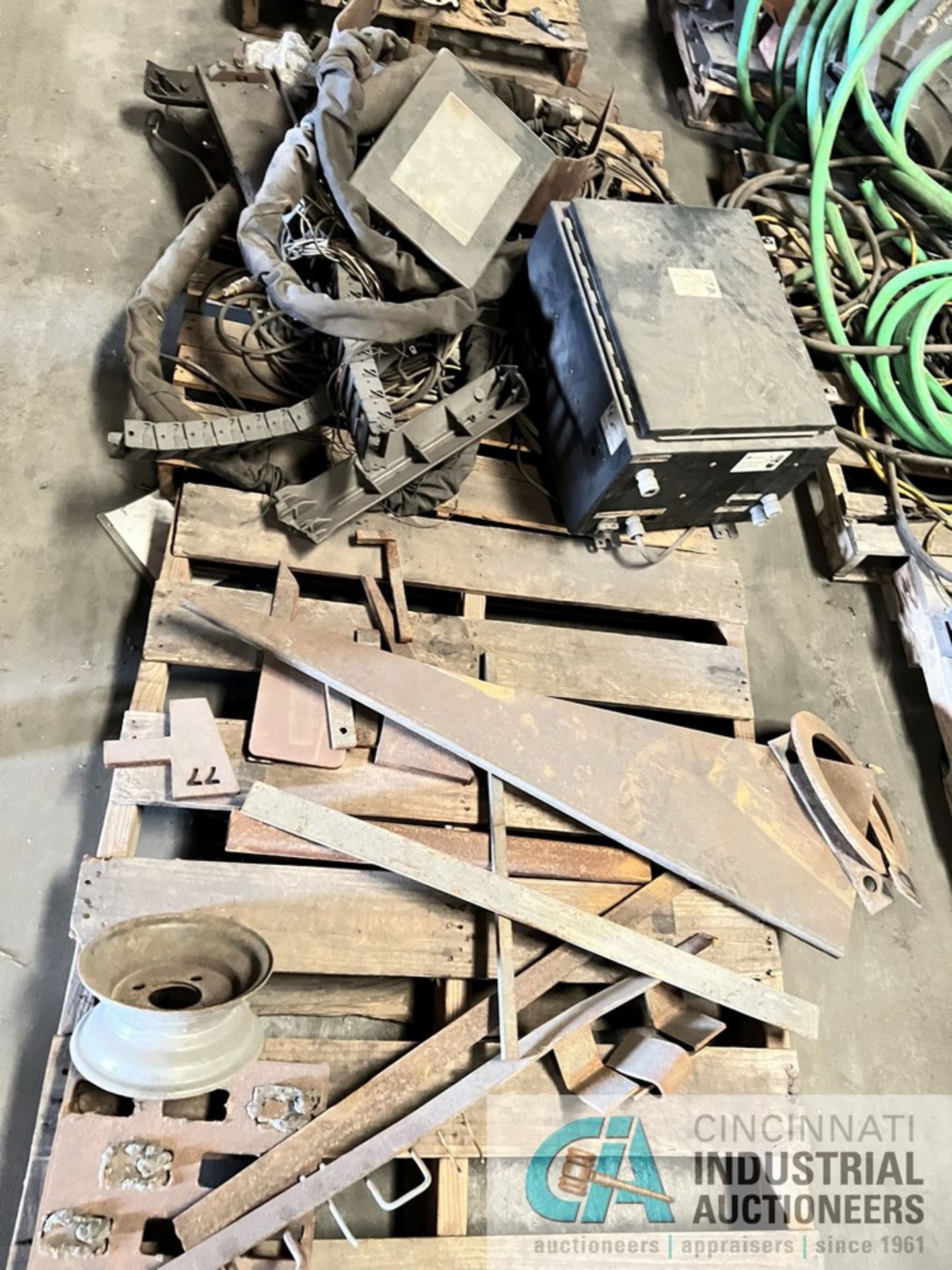 SKIDS MISCELLANEOUS MACHINE PARTS, TOOLING, WIRE, HOSE - Image 4 of 14