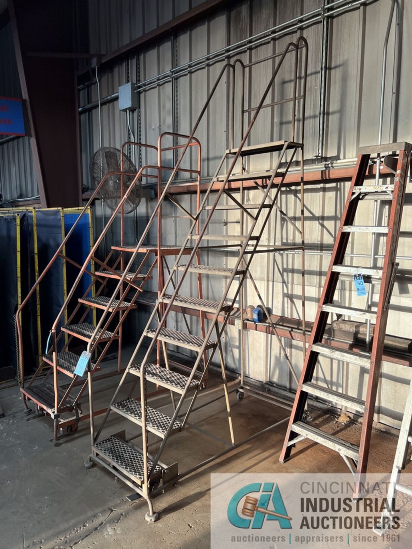 TEN-STEP PORTABLE WAREHOUSE LADDER