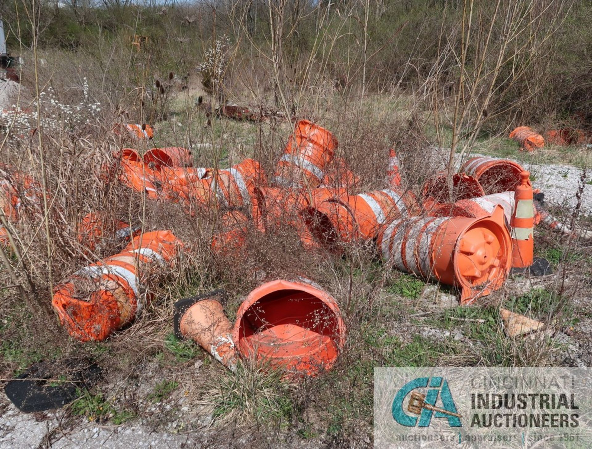 (LOT) ORANGE SAFETY BARRELS AND BASES **LOCATED AT 900 LICKING PIKE, WILDER, KY 41076** - Image 4 of 7