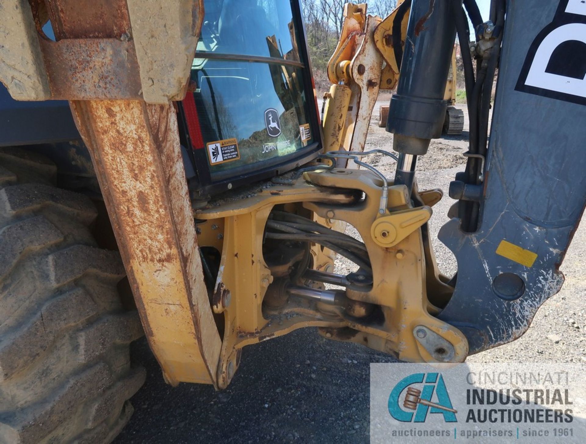 JOHN DEERE MODEL 410L FOUR-WHEEL DRIVE BACKHOE LOADER; S/N 1T0410LXPFF284773, 18" REAR BUCKET, 90" - Image 12 of 19