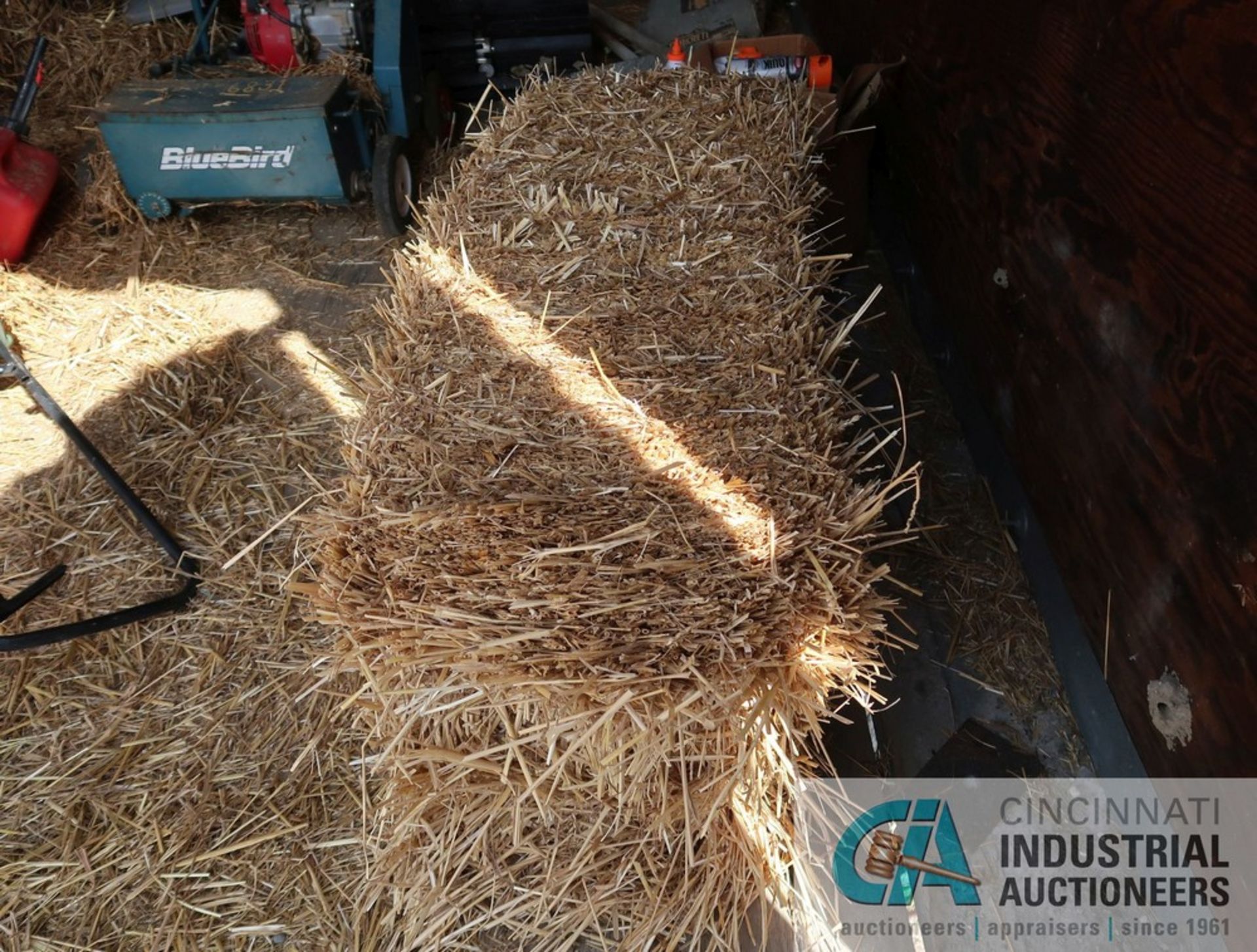 (LOT) CONTENTS ONLY - BLUEBIRD POWER LAWN SEEDER, FERTILIZER SPREADER AND STRAWBALES AND FOAM STRIPS - Image 4 of 4