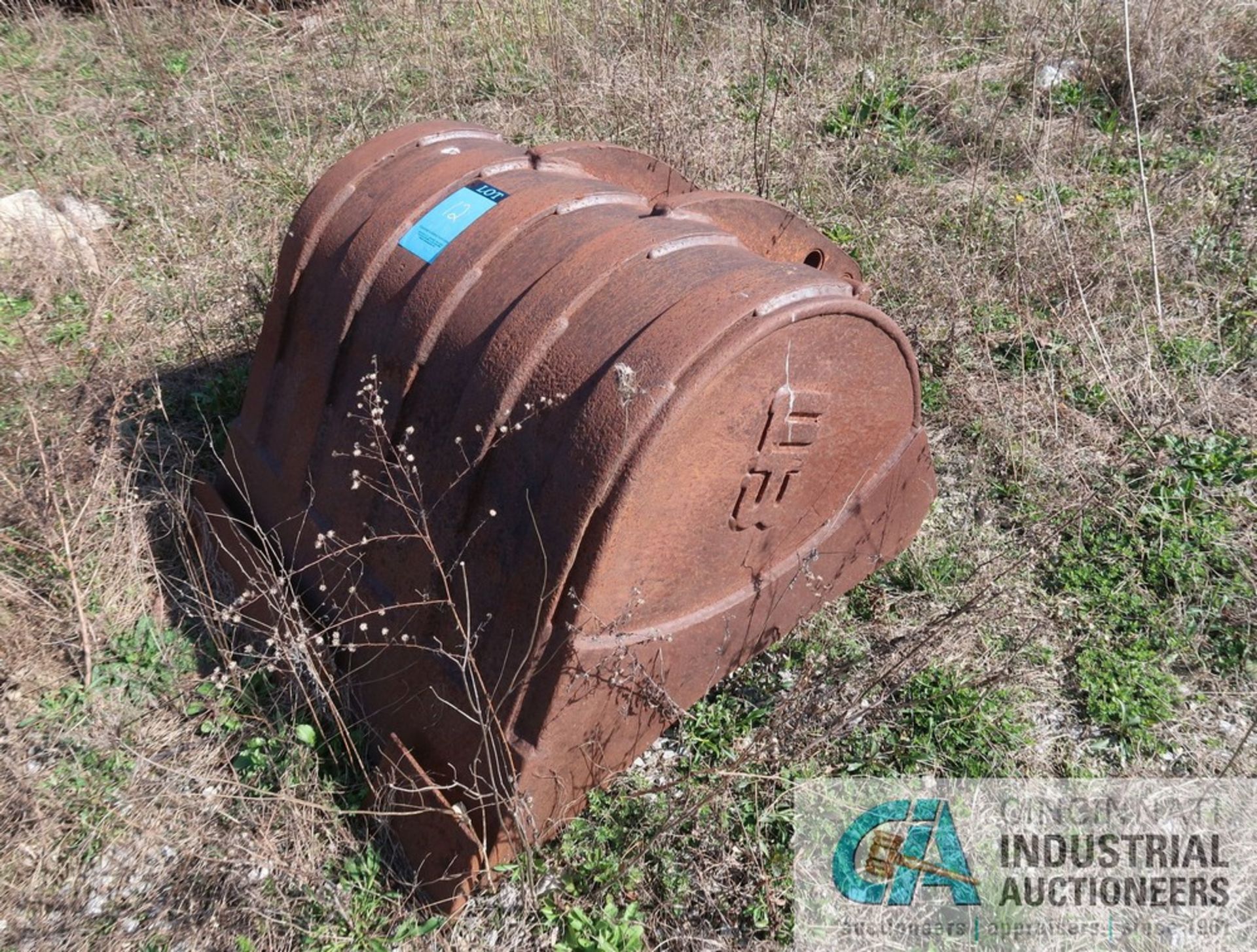 (LOT) 36" BUCKET WITH CRAWLER TRACK, TRAFCON DIRECTION ARROW AND TRAILER AND PALLET RACK