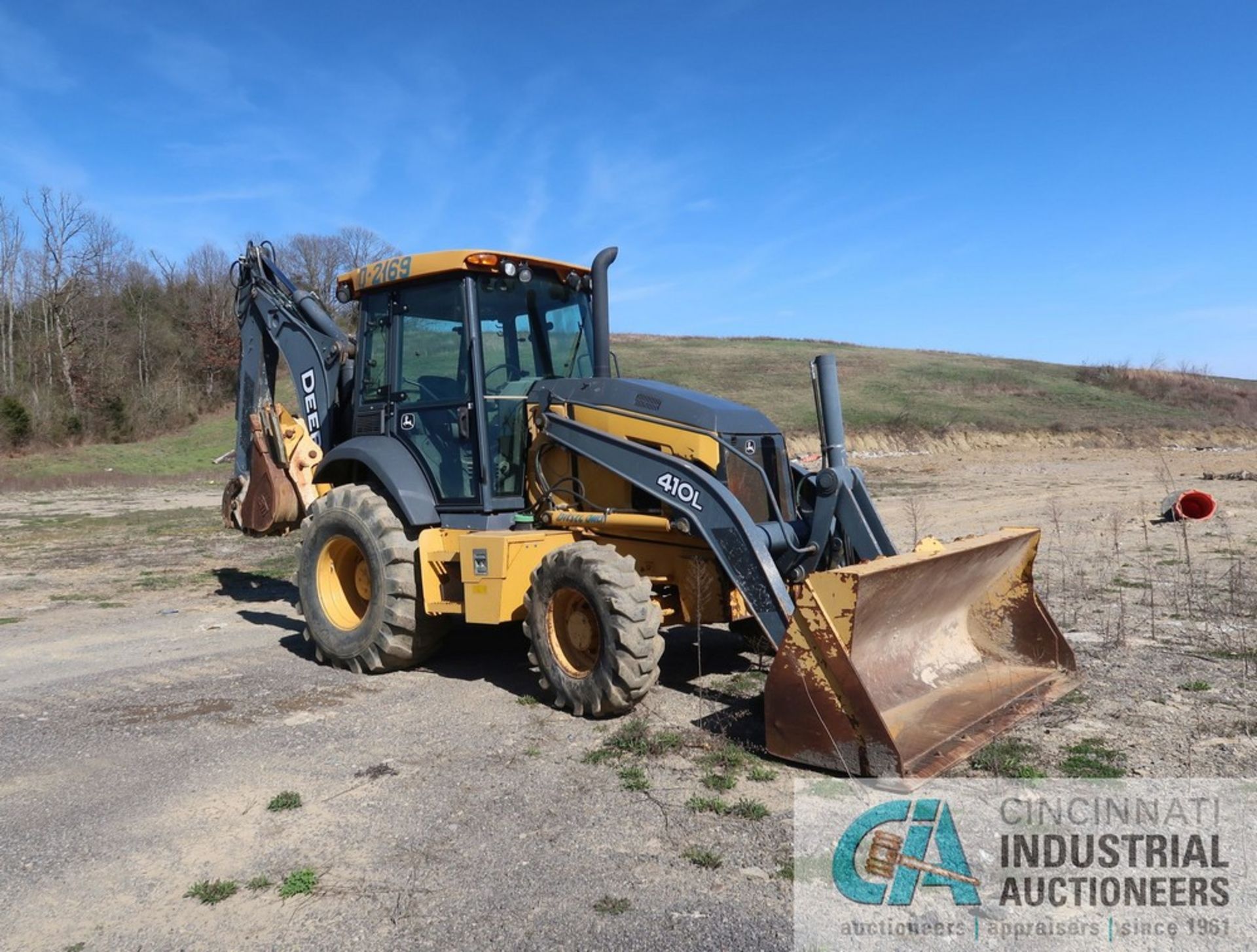 JOHN DEERE MODEL 410L FOUR-WHEEL DRIVE BACKHOE LOADER; S/N 1T0410LXPFF284773, 18" REAR BUCKET, 90" - Image 2 of 19