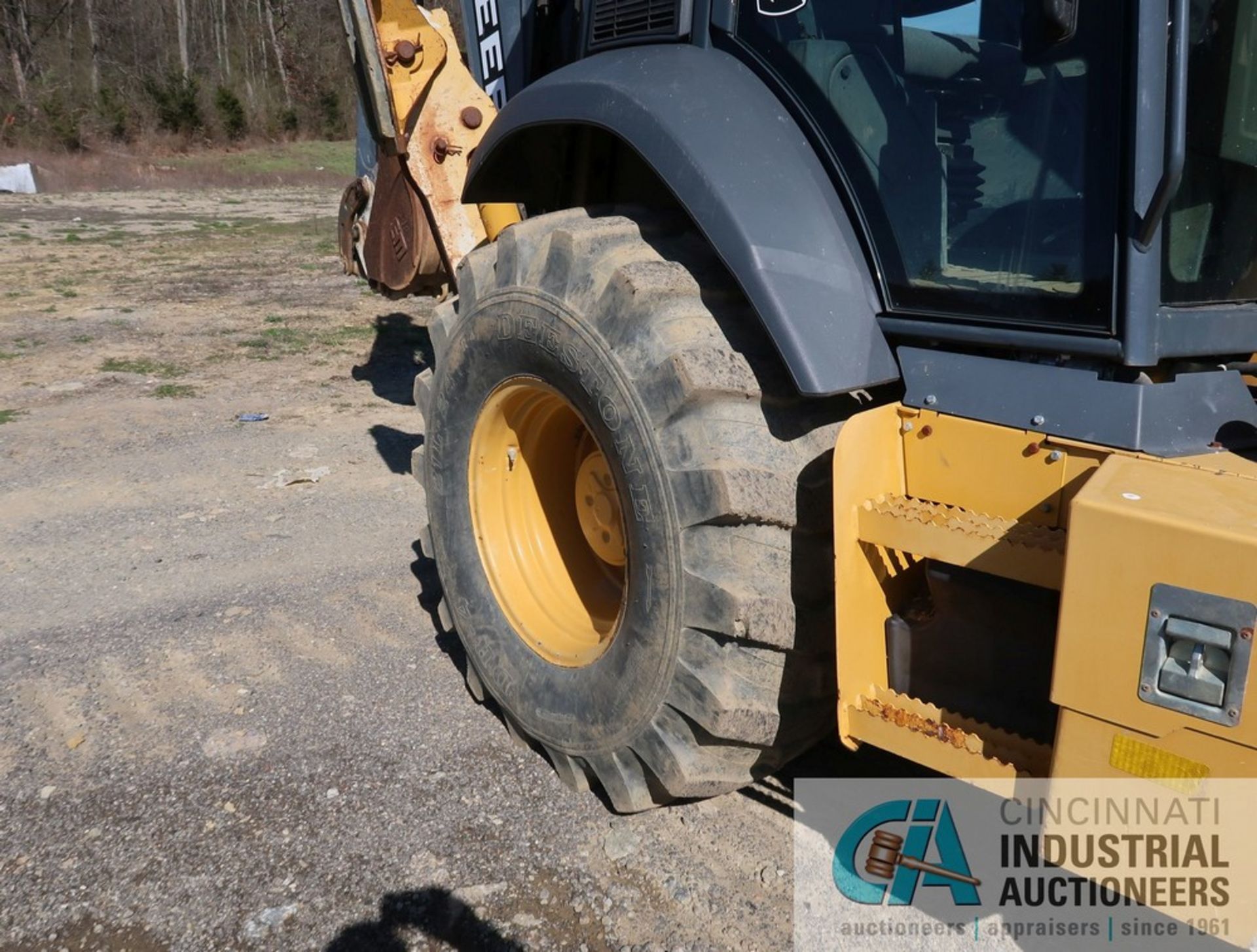 JOHN DEERE MODEL 410L FOUR-WHEEL DRIVE BACKHOE LOADER; S/N 1T0410LXPFF284773, 18" REAR BUCKET, 90" - Image 16 of 19