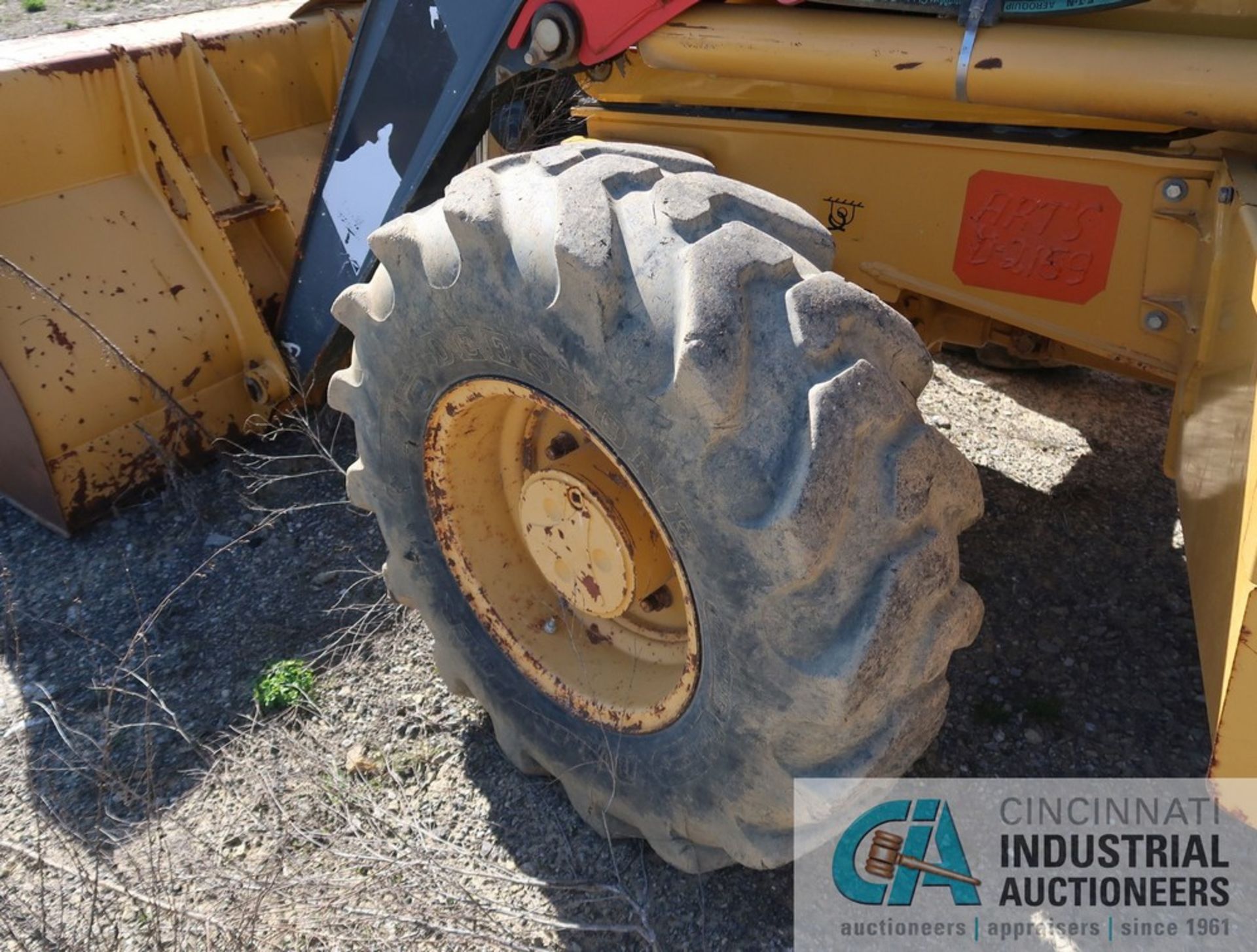 JOHN DEERE MODEL 410L FOUR-WHEEL DRIVE BACKHOE LOADER; S/N 1T0410LXPFF284773, 18" REAR BUCKET, 90" - Image 14 of 19