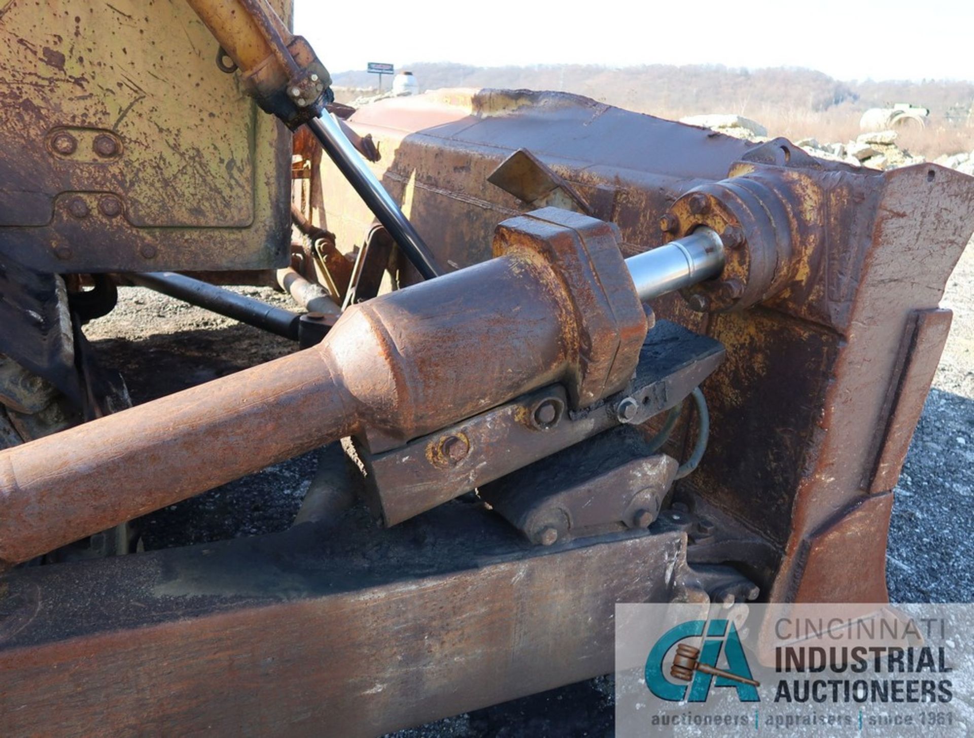 CATERPILLAR MODEL D8H CRAWLER DOZIER; S/N 46A28203 (NEW 1973), 53" X 148" BLADE, 24" TRACKS, HOURS - Image 7 of 18