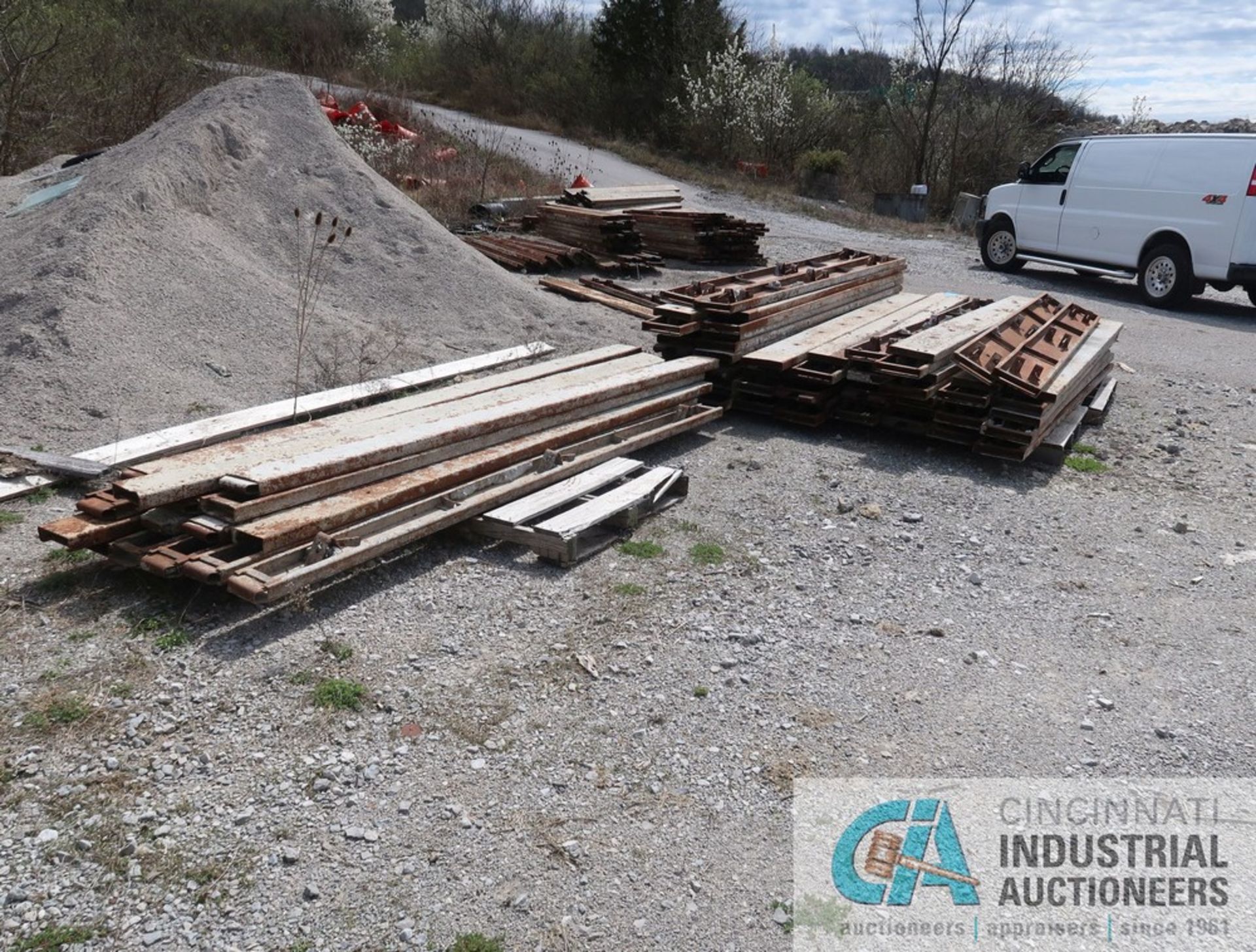 (LOT) 6" / 7" / 8" / 9" AND 10" X 10' CONCRETE FORMS **LOCATED AT 900 LICKING PIKE, WILDER, KY - Image 5 of 5