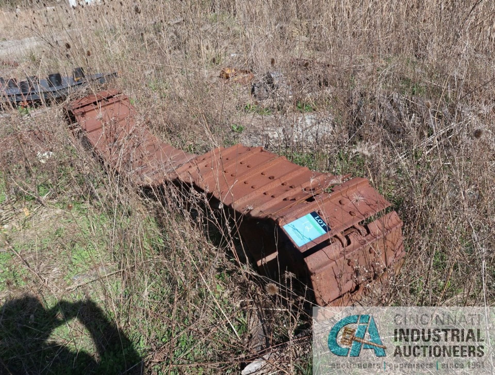 (LOT) 36" BUCKET WITH CRAWLER TRACK, TRAFCON DIRECTION ARROW AND TRAILER AND PALLET RACK - Image 2 of 8