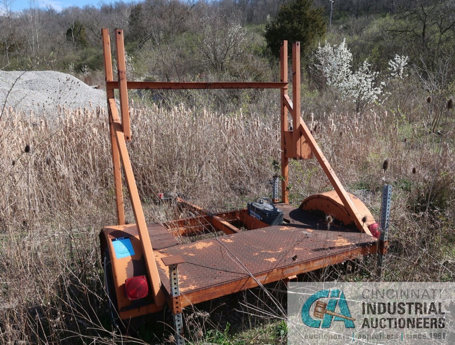 (LOT) 36" BUCKET WITH CRAWLER TRACK, TRAFCON DIRECTION ARROW AND TRAILER AND PALLET RACK - Image 4 of 8