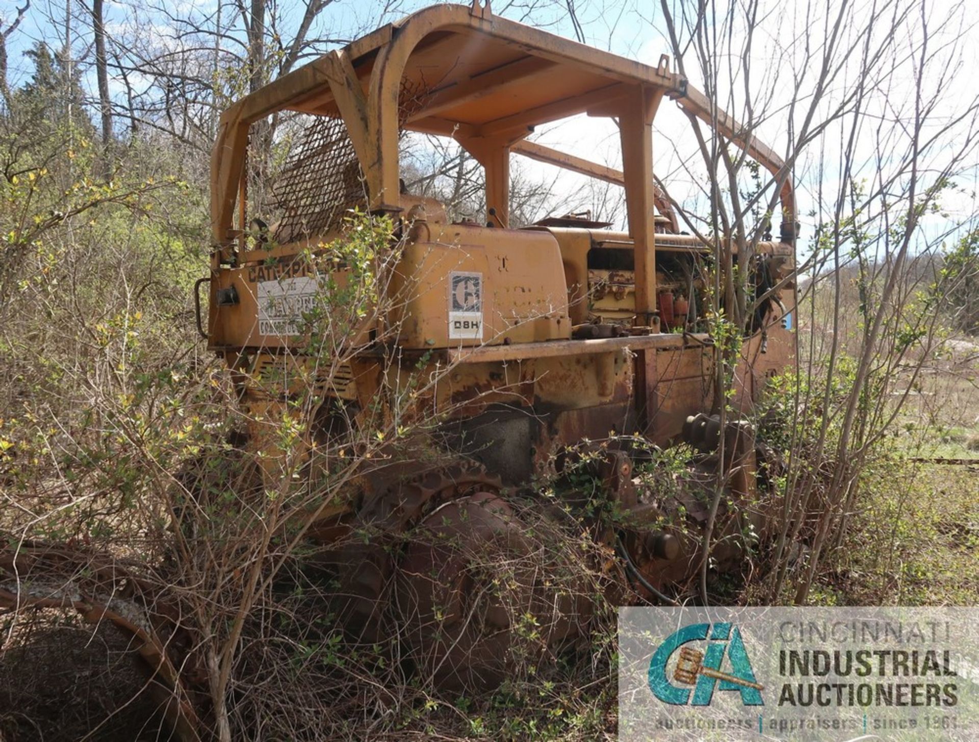 CATERPILLAR MODEL D8H PARTED-OUT CRAWLER DOZIER; S/N N/A, PARTS ONLY DOZIER **LOCATED AT 900 LICKING - Image 2 of 5