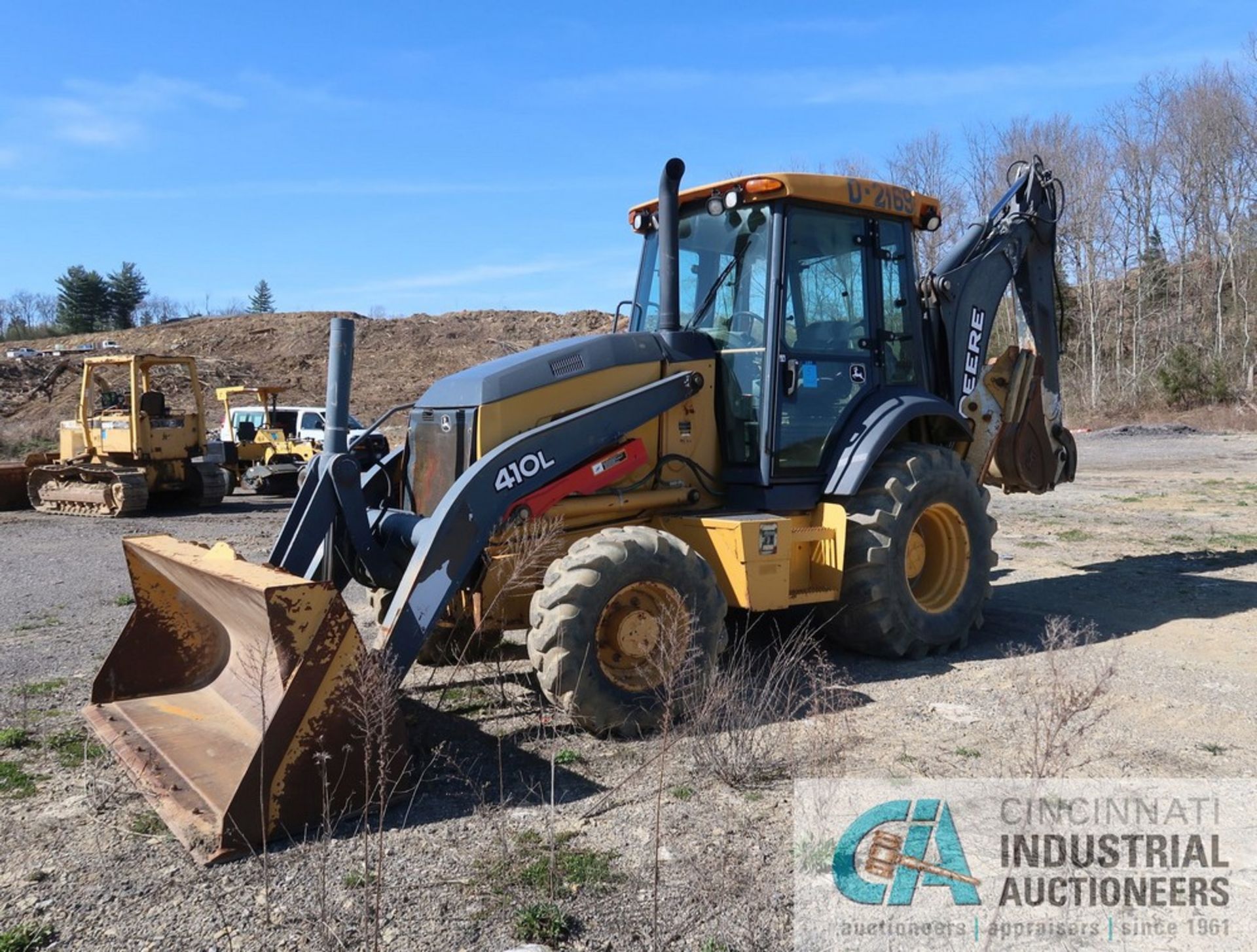 JOHN DEERE MODEL 410L FOUR-WHEEL DRIVE BACKHOE LOADER; S/N 1T0410LXPFF284773, 18" REAR BUCKET, 90"