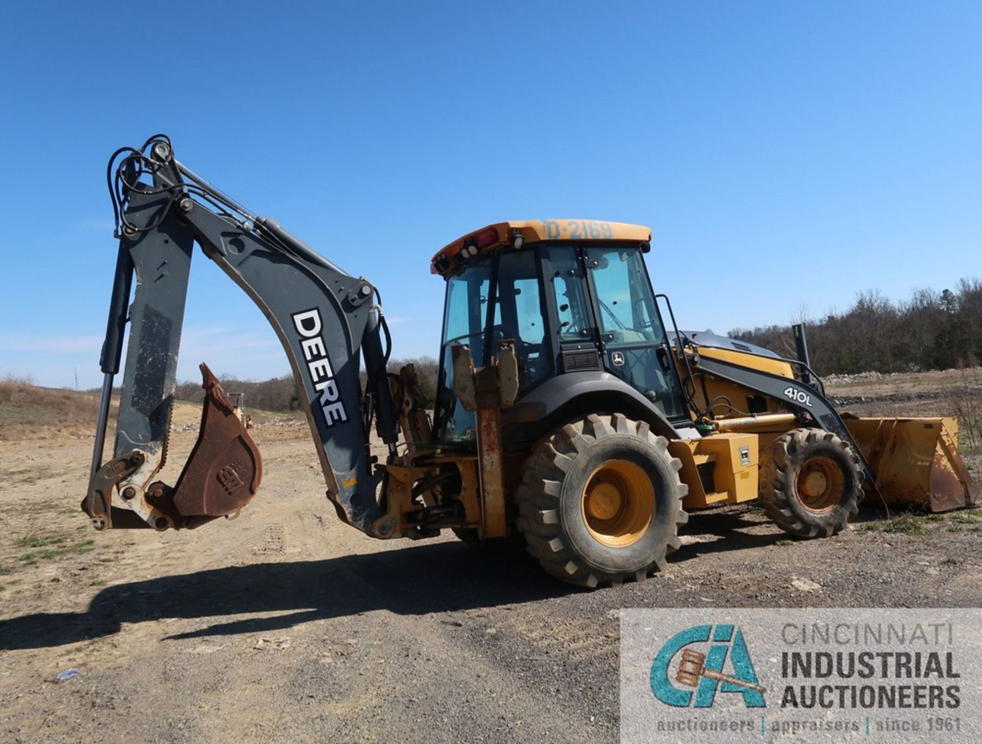 JOHN DEERE MODEL 410L FOUR-WHEEL DRIVE BACKHOE LOADER; S/N 1T0410LXPFF284773, 18" REAR BUCKET, 90" - Image 3 of 19