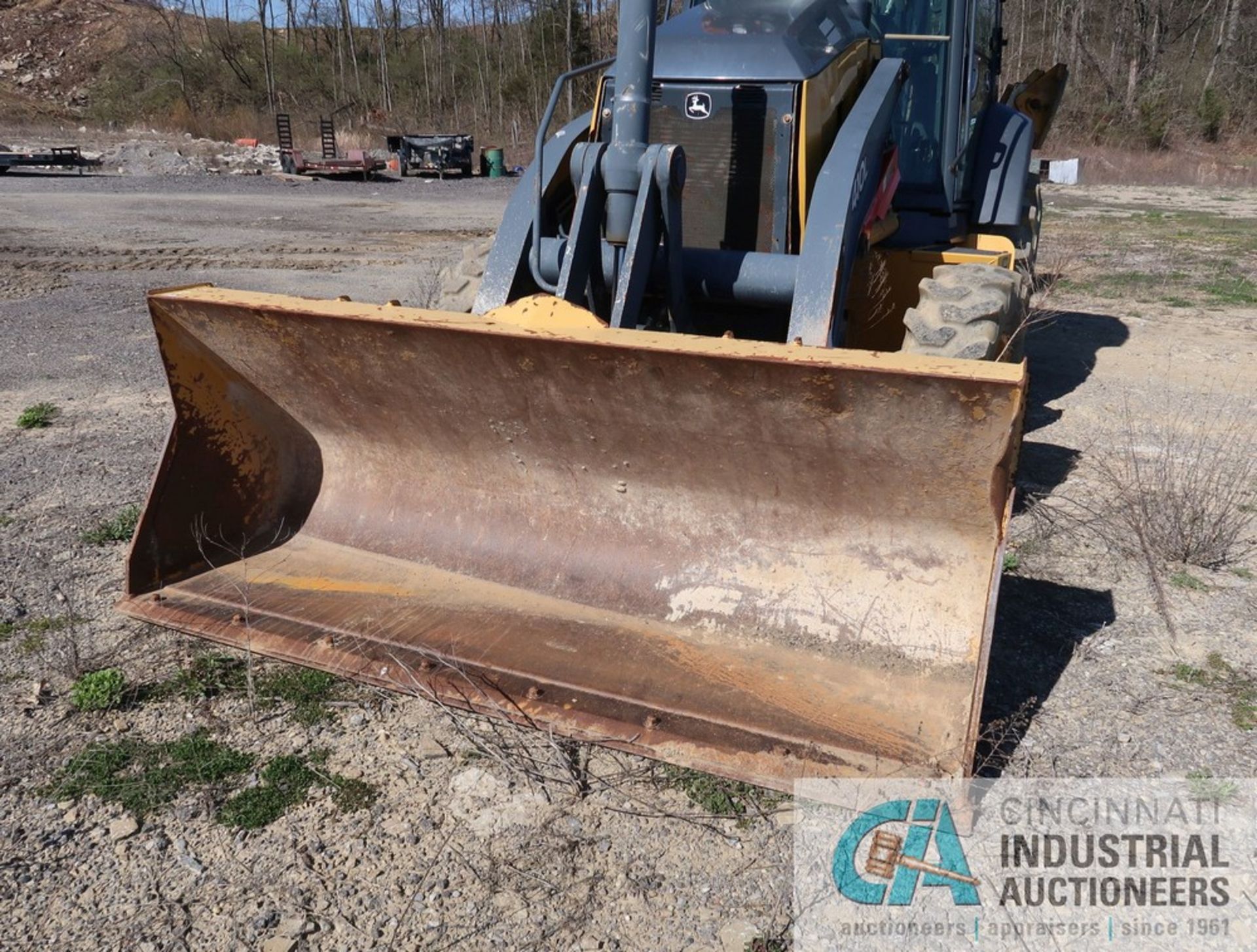 JOHN DEERE MODEL 410L FOUR-WHEEL DRIVE BACKHOE LOADER; S/N 1T0410LXPFF284773, 18" REAR BUCKET, 90" - Image 6 of 19