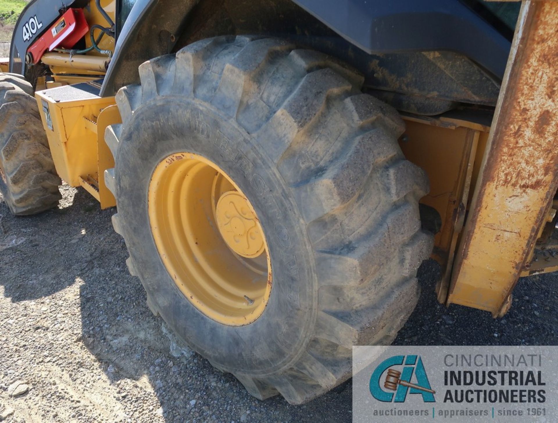 JOHN DEERE MODEL 410L FOUR-WHEEL DRIVE BACKHOE LOADER; S/N 1T0410LXPFF284773, 18" REAR BUCKET, 90" - Image 13 of 19