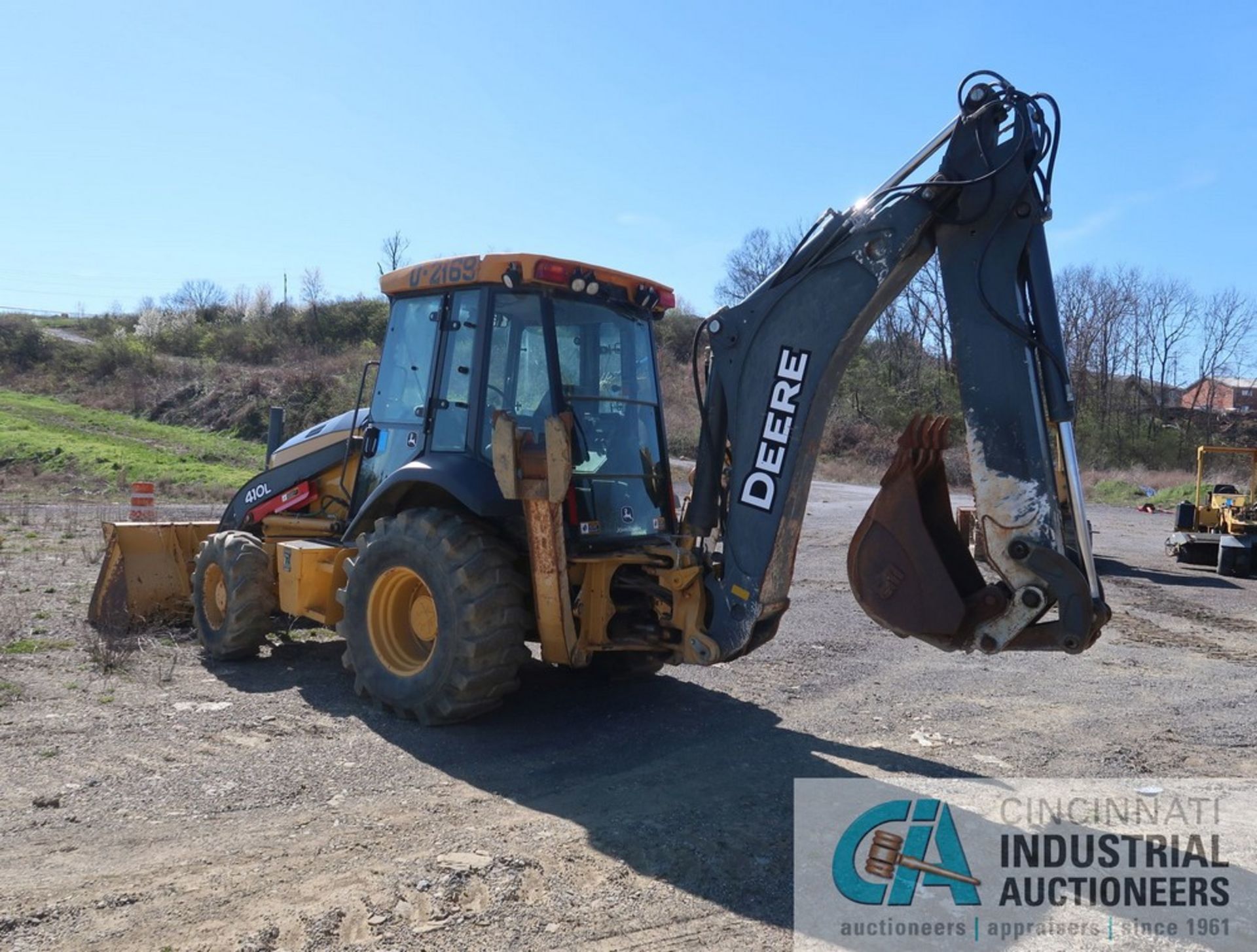 JOHN DEERE MODEL 410L FOUR-WHEEL DRIVE BACKHOE LOADER; S/N 1T0410LXPFF284773, 18" REAR BUCKET, 90" - Image 4 of 19