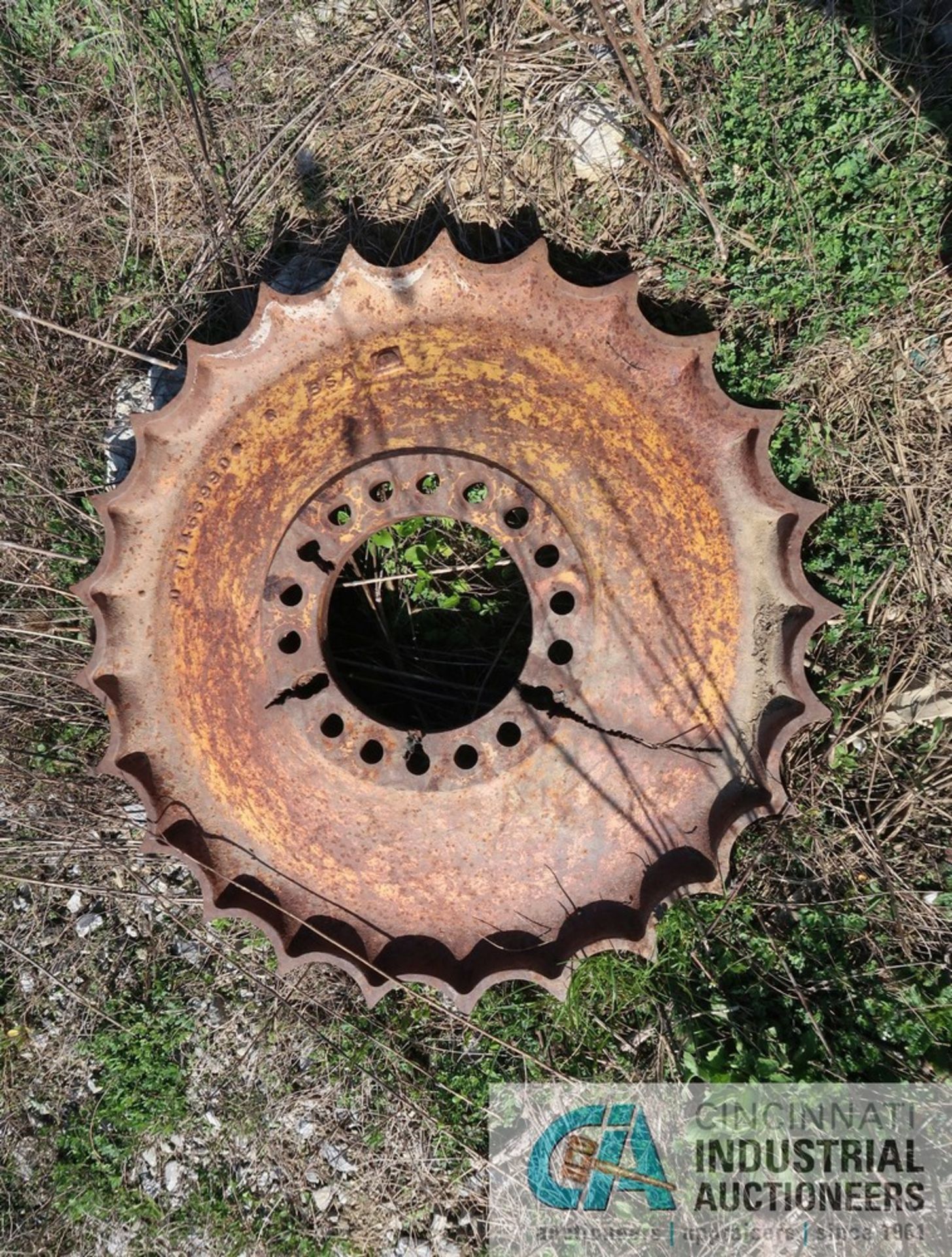 (LOT) 36" BUCKET WITH CRAWLER TRACK, TRAFCON DIRECTION ARROW AND TRAILER AND PALLET RACK - Image 8 of 8