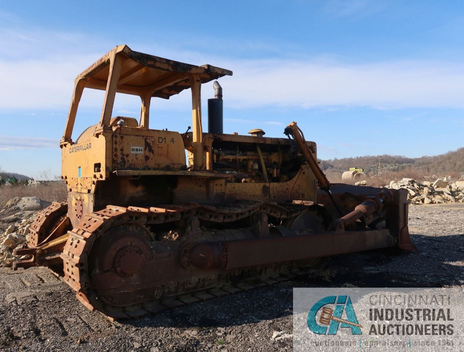 CATERPILLAR MODEL D8H CRAWLER DOZIER; S/N 46A28203 (NEW 1973), 53" X 148" BLADE, 24" TRACKS, HOURS - Image 3 of 18