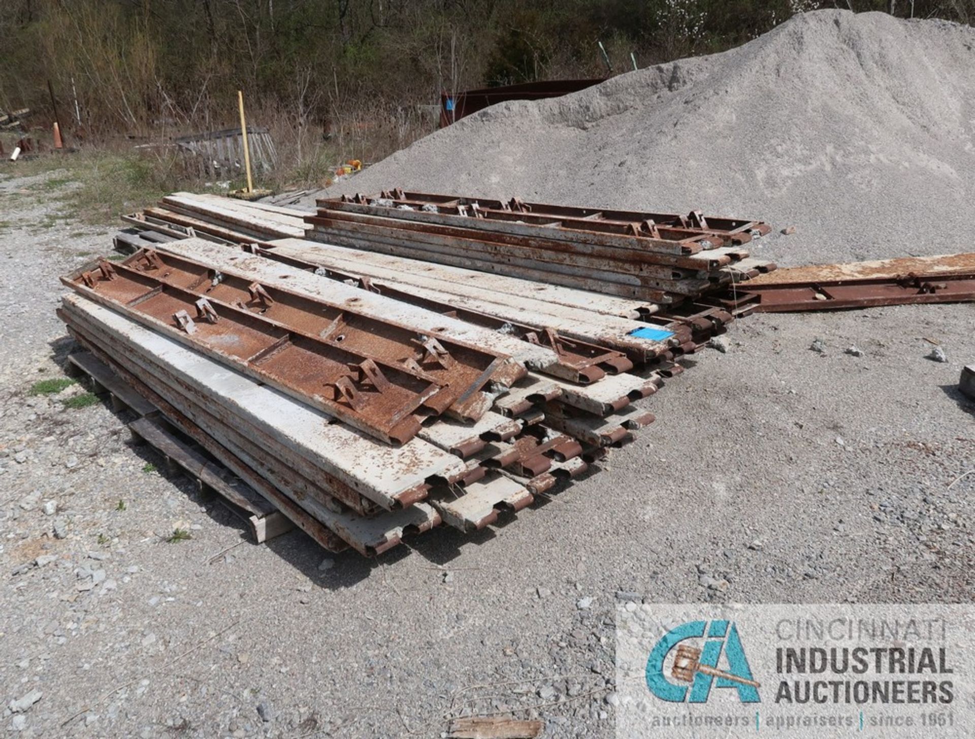 (LOT) 6" / 7" / 8" / 9" AND 10" X 10' CONCRETE FORMS **LOCATED AT 900 LICKING PIKE, WILDER, KY - Image 4 of 5