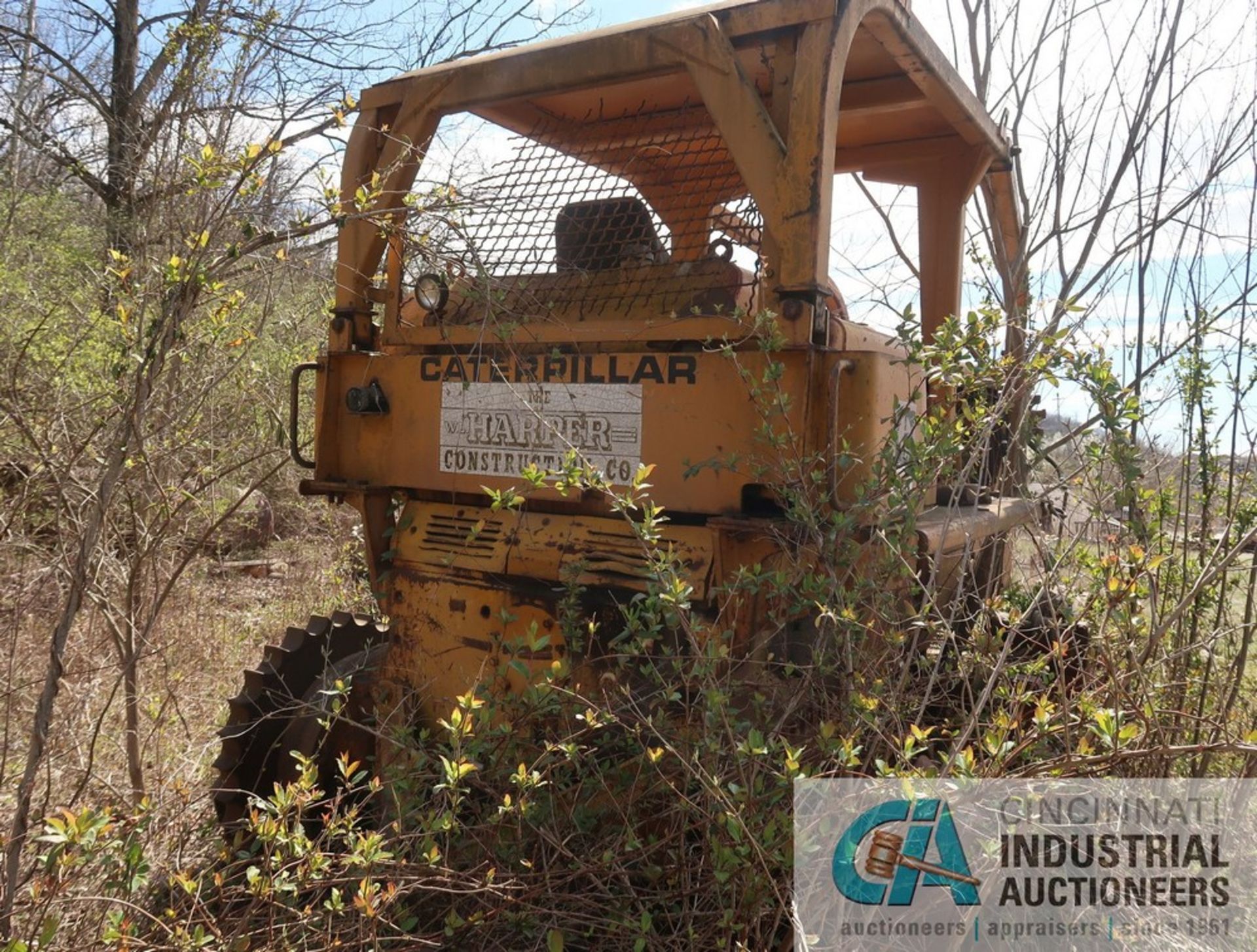 CATERPILLAR MODEL D8H PARTED-OUT CRAWLER DOZIER; S/N N/A, PARTS ONLY DOZIER **LOCATED AT 900 LICKING - Image 3 of 5