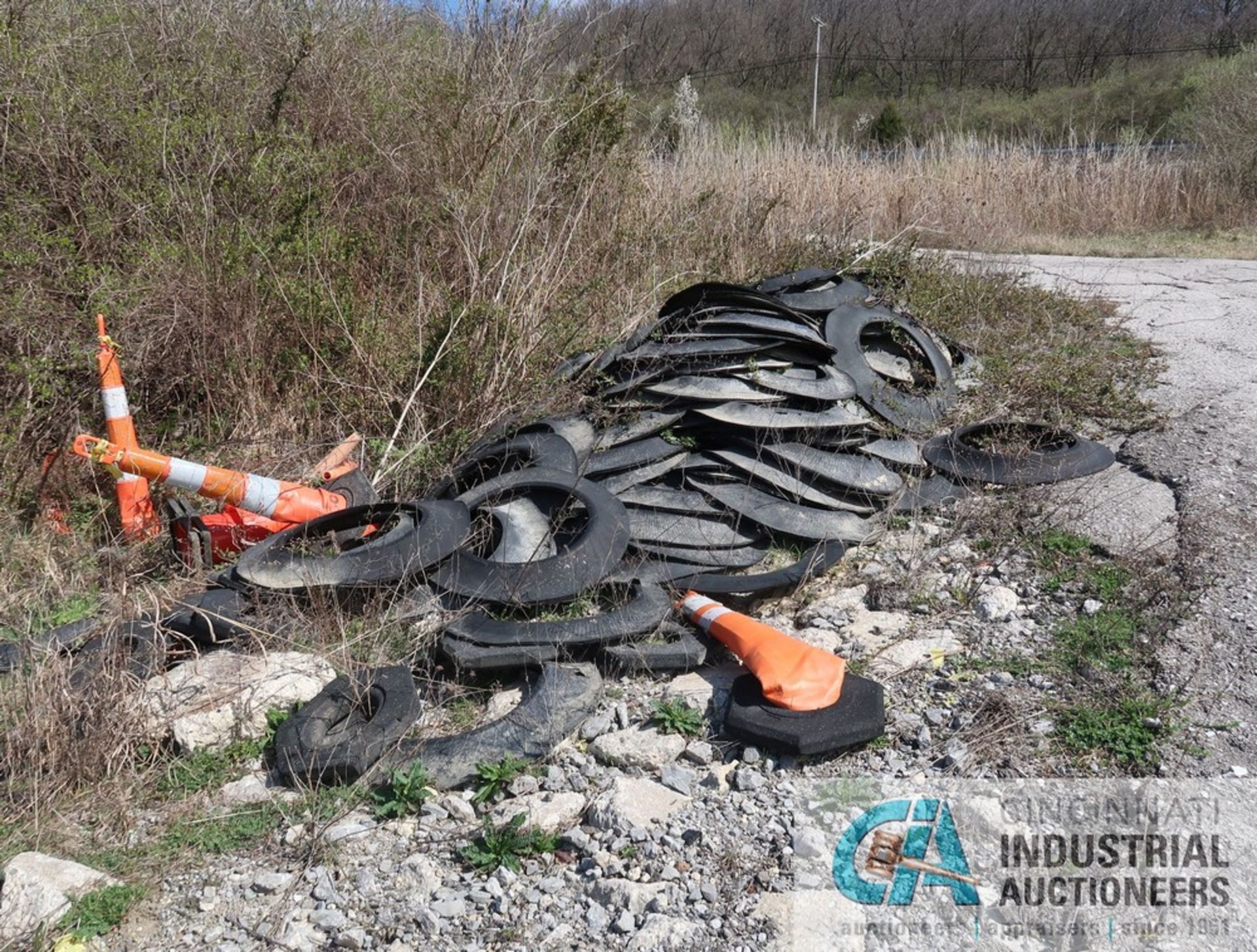 (LOT) ORANGE SAFETY BARRELS AND BASES **LOCATED AT 900 LICKING PIKE, WILDER, KY 41076** - Image 5 of 7