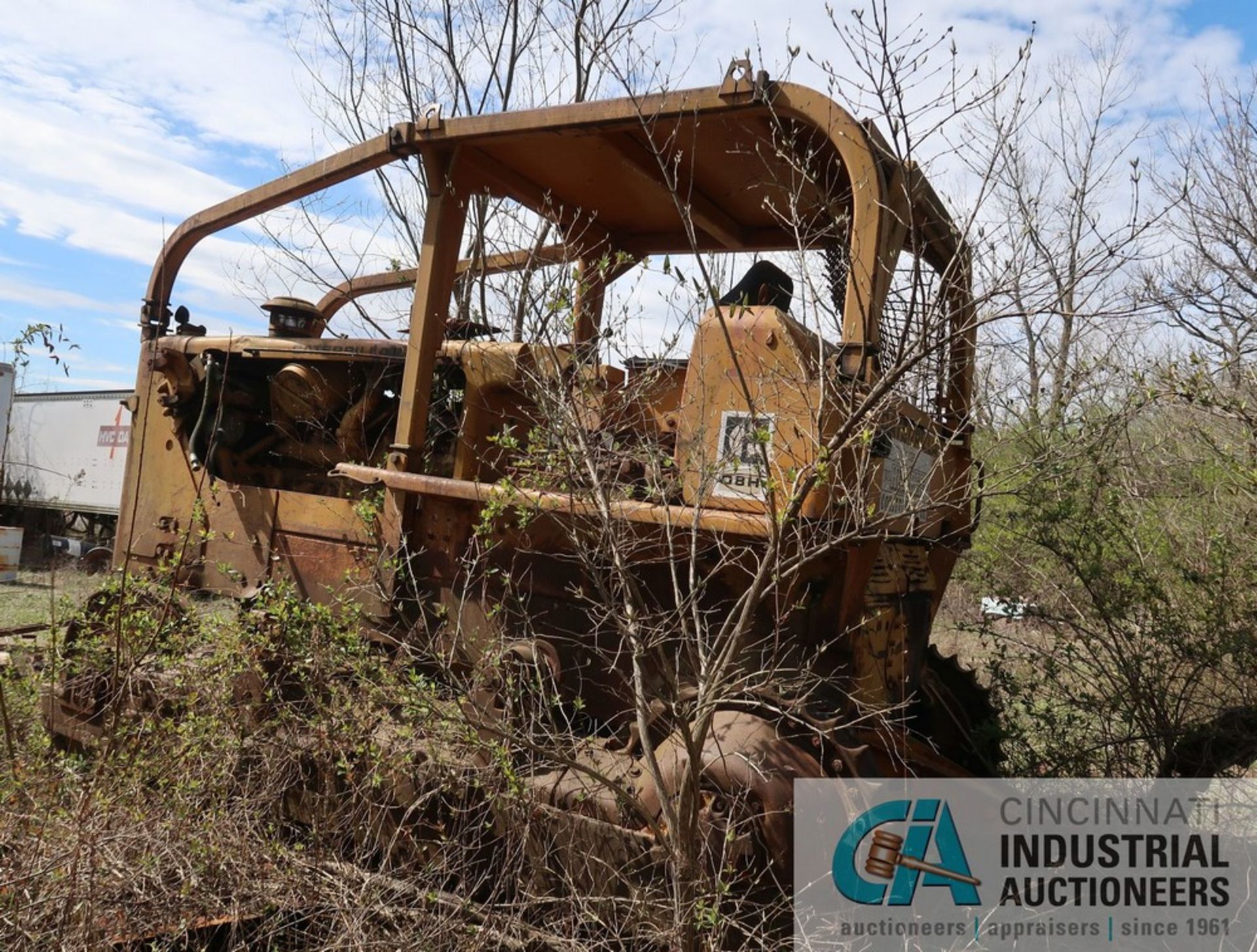 CATERPILLAR MODEL D8H PARTED-OUT CRAWLER DOZIER; S/N N/A, PARTS ONLY DOZIER **LOCATED AT 900 LICKING - Image 4 of 5