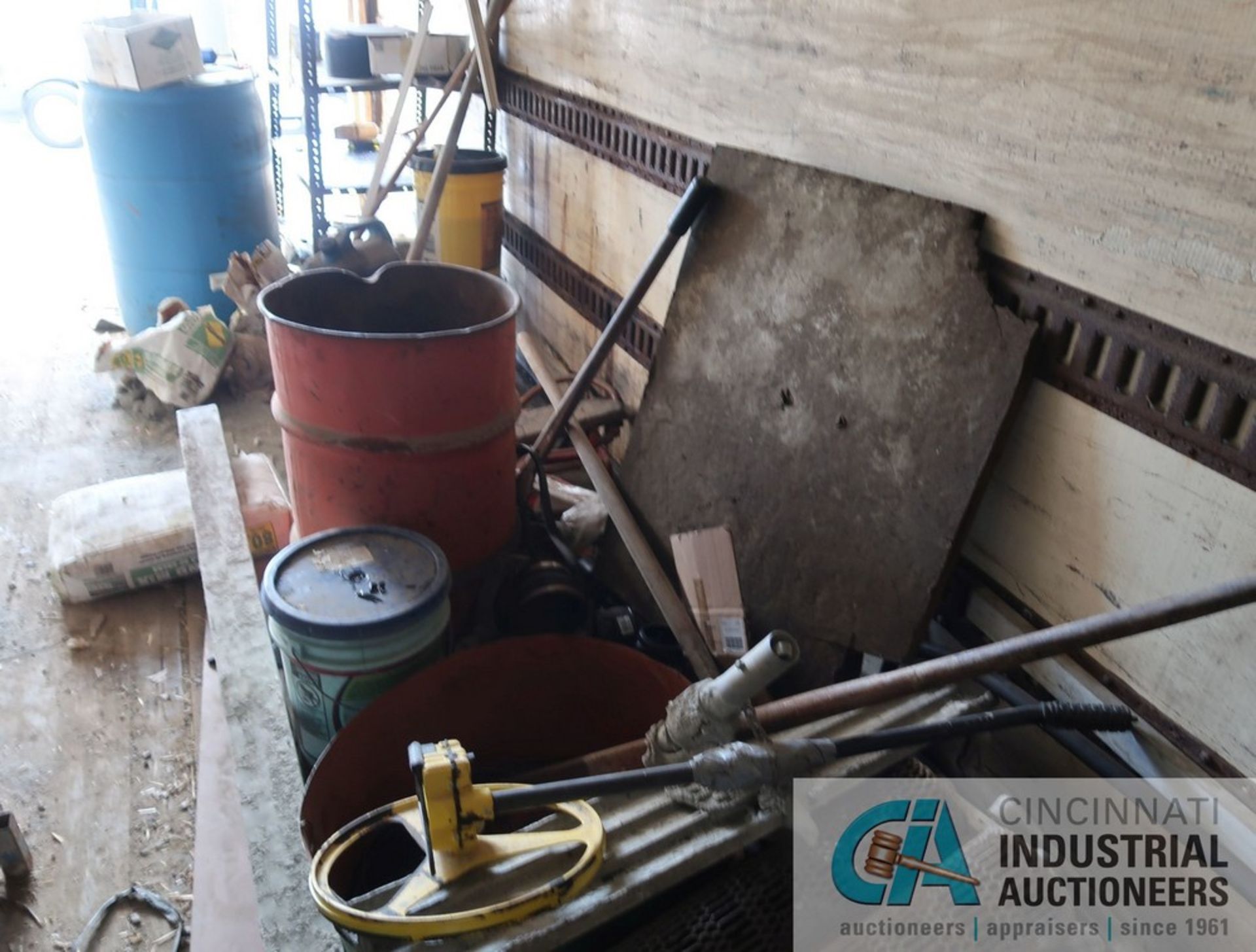 (LOT) CONTENTS ONLY - MISCELLANEOUS CONCRETE EQUIPMENT AND SUPPLIES **NO TRAILER** **LOCATED AT - Image 4 of 7