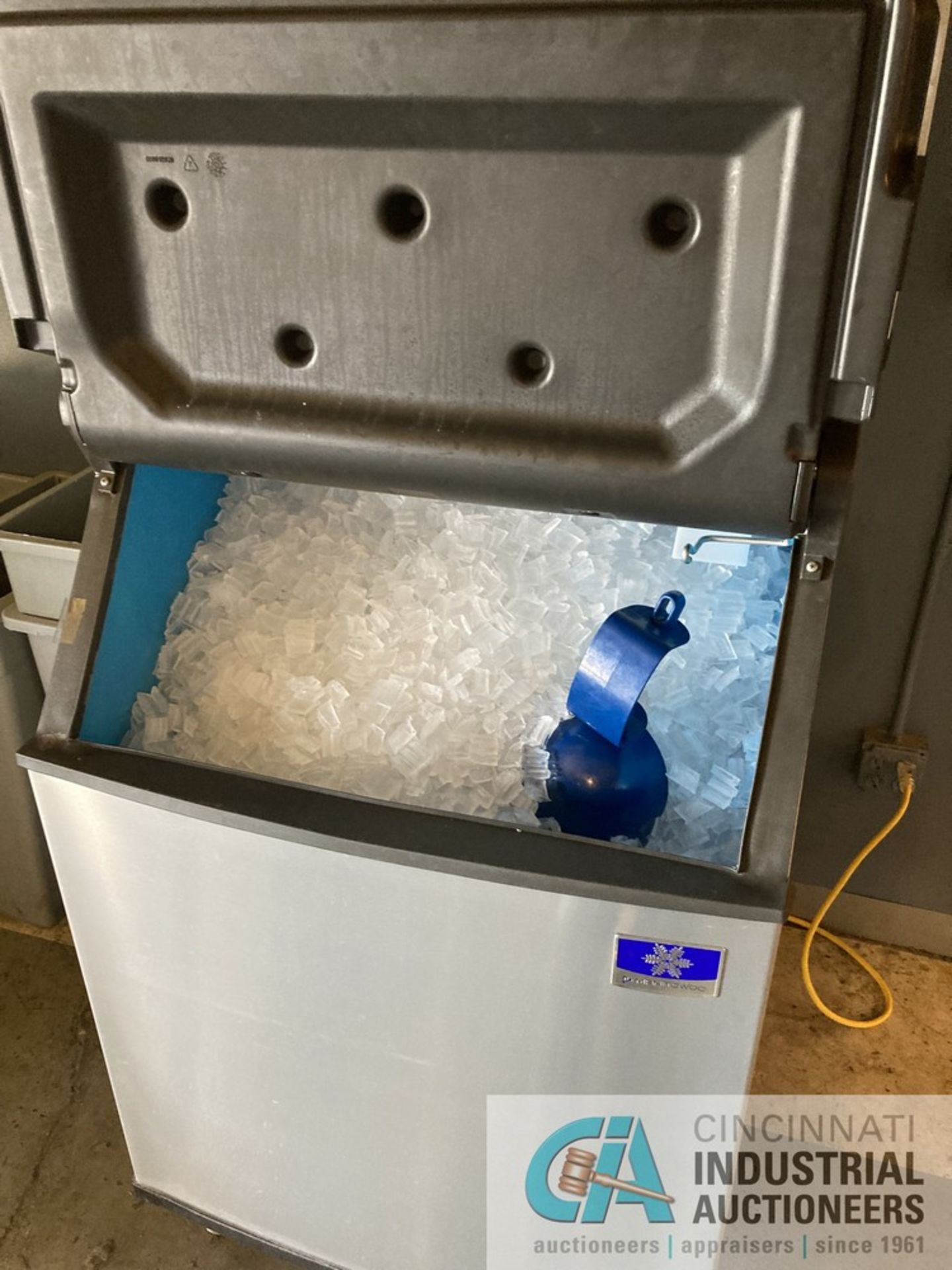 MANITOWOC ICE MAKER **For convenience, the loading fee of $100.00 will be added to the invoice and - Image 3 of 3