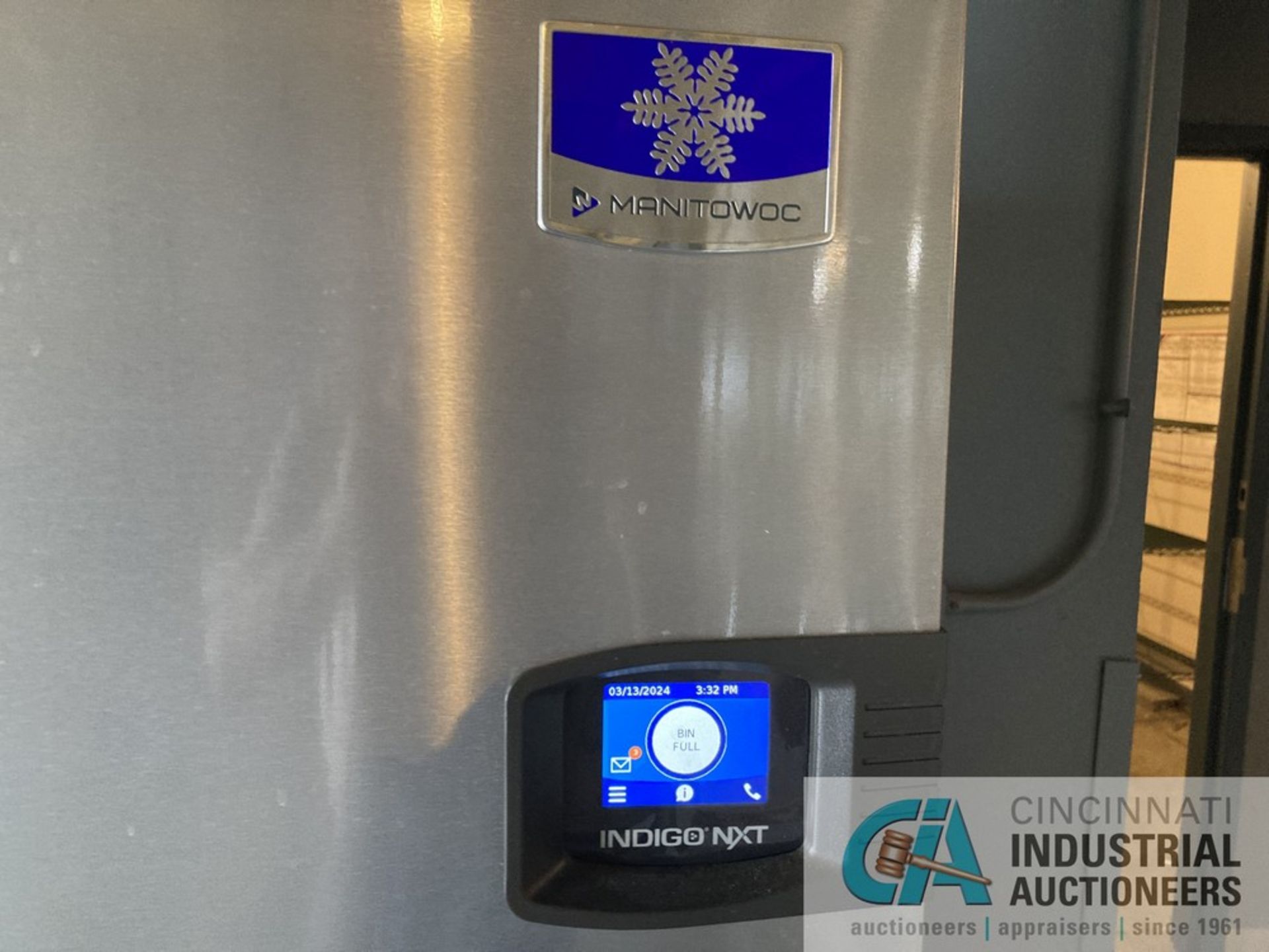 MANITOWOC ICE MAKER **For convenience, the loading fee of $100.00 will be added to the invoice and - Image 2 of 3