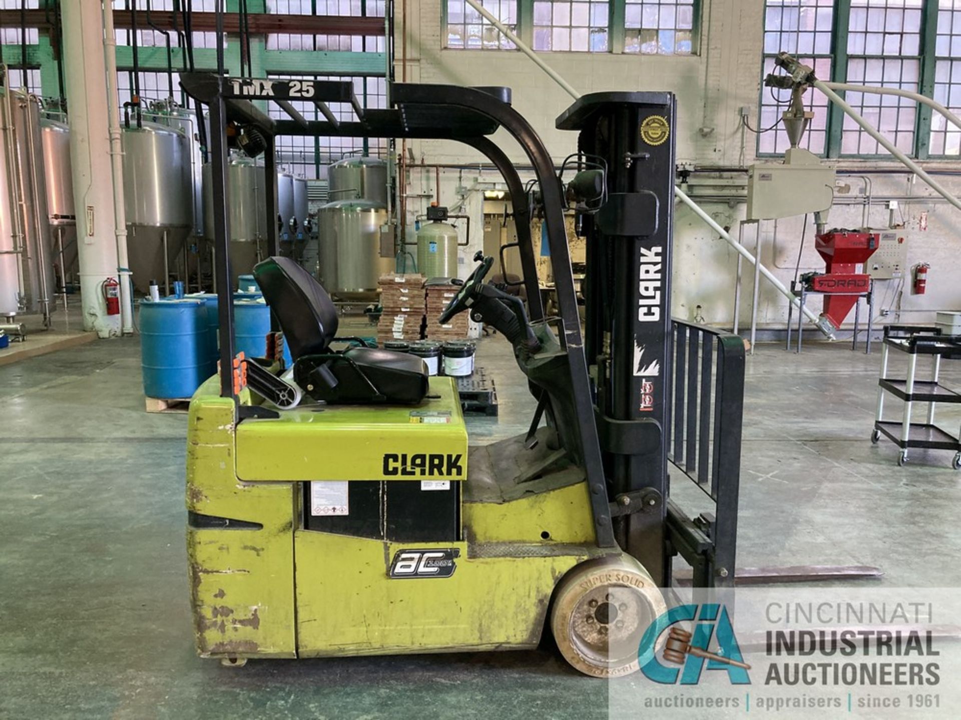 5,000 LB. CLARK MODEL TMX25 ELECTRIC 3-WHEEL STYLE LIFT TRUCK; S/N TMX250-01069850MP, 82" 3-STAGE - Image 6 of 10