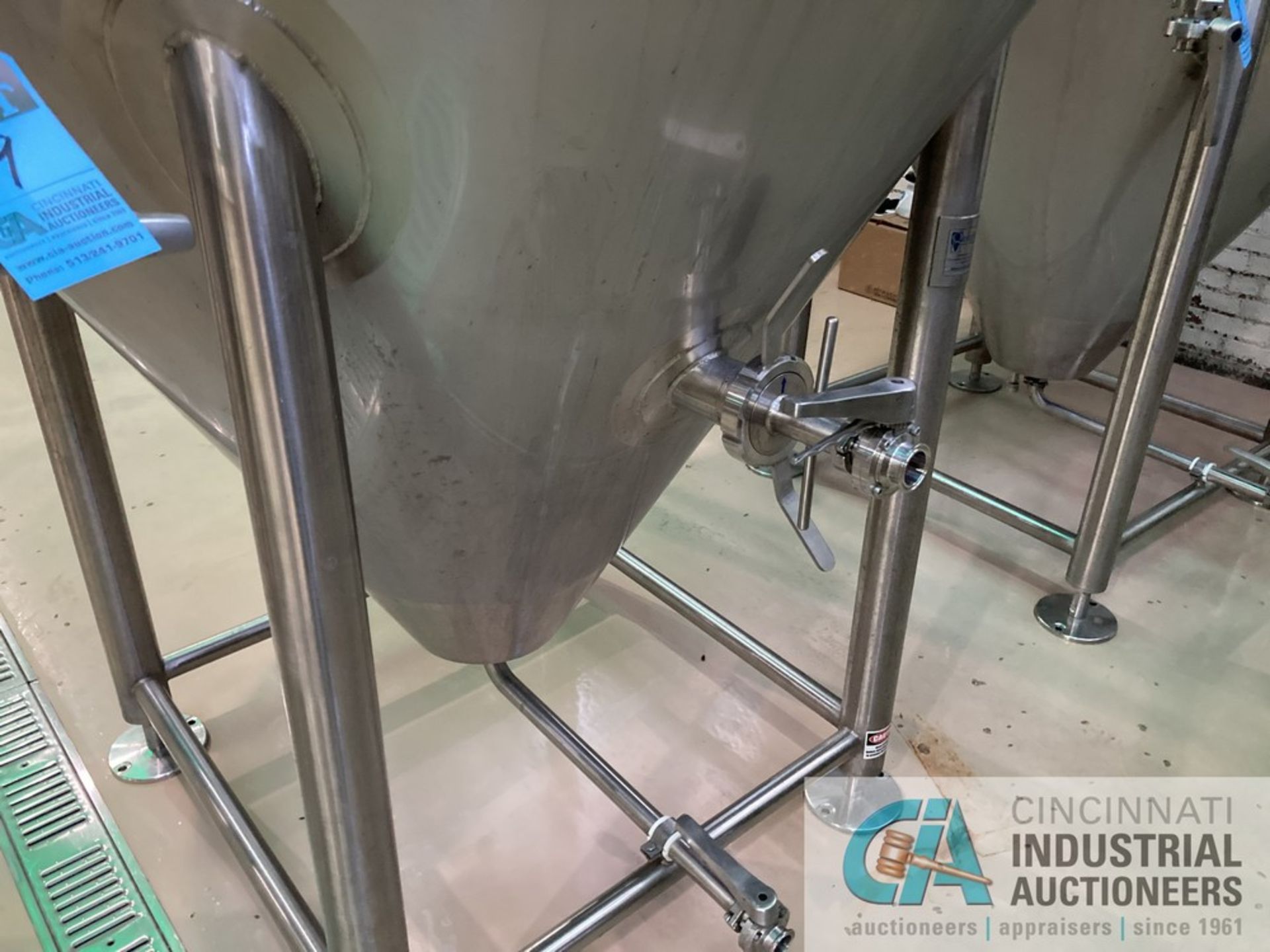 20 BBL QTS SOLUTIONS FV1 FERMENTER TANK AT 61-3/16" DIAMETER X 133" HIGH, INCLUDES SADDLES **For - Image 4 of 5