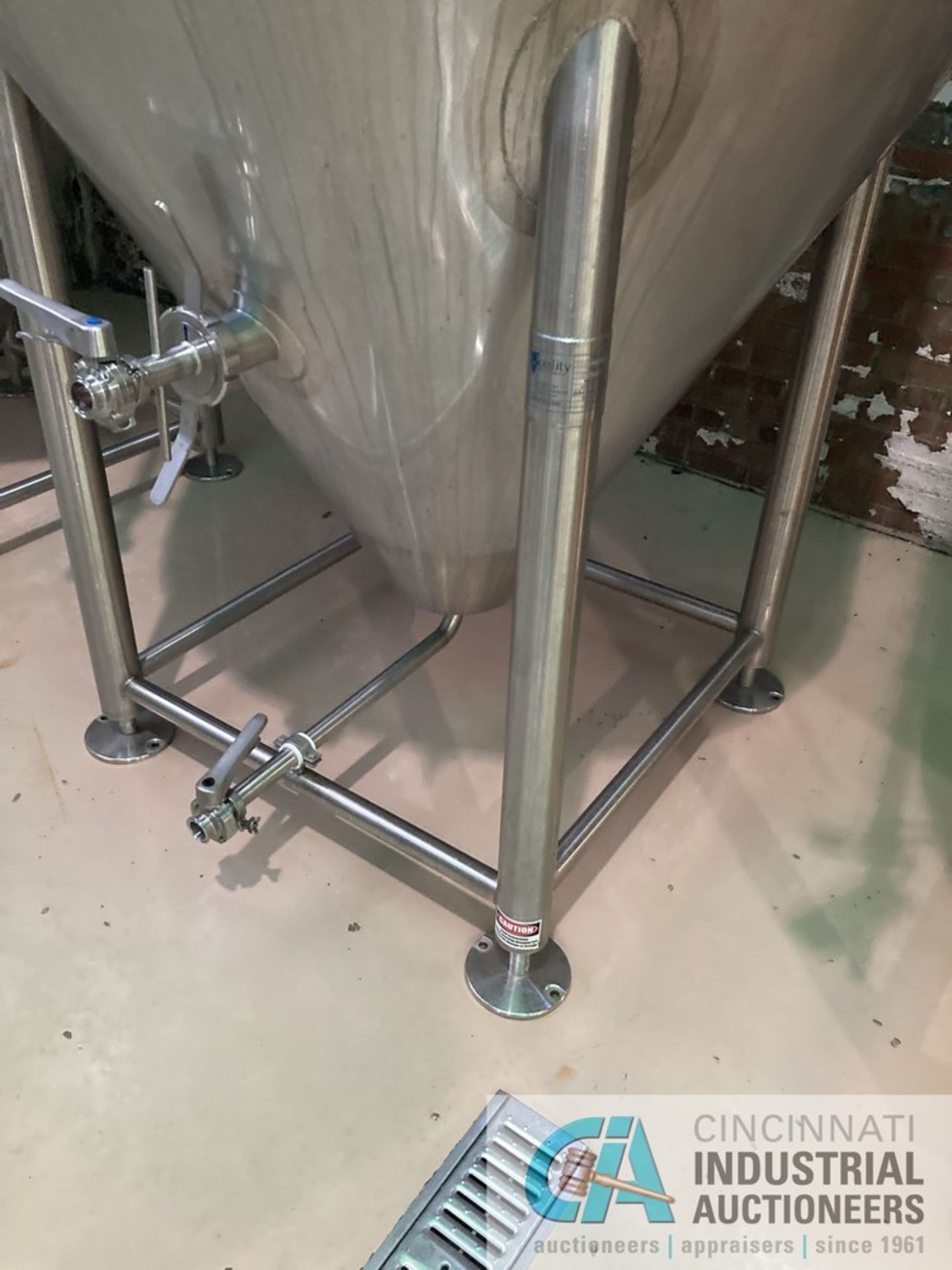 20 BBL QTS SOLUTIONS FV1 FERMENTER TANK AT 61-3/16" DIAMETER X 133" HIGH, INCLUDES SADDLES **For - Image 2 of 4