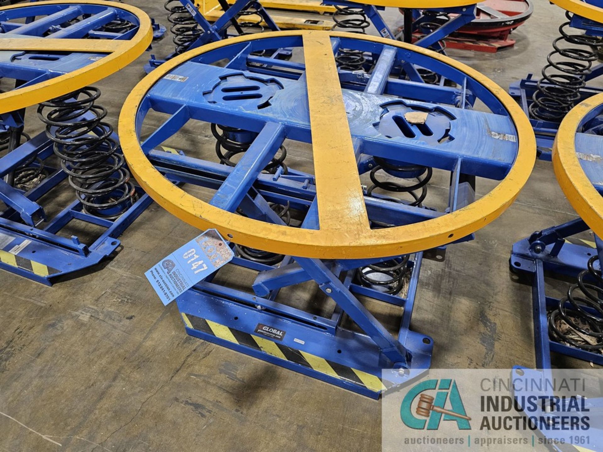 44" DIAMETER GLOBAL INDUSTRIAL SPRING LOADED SCISSOR TABLE