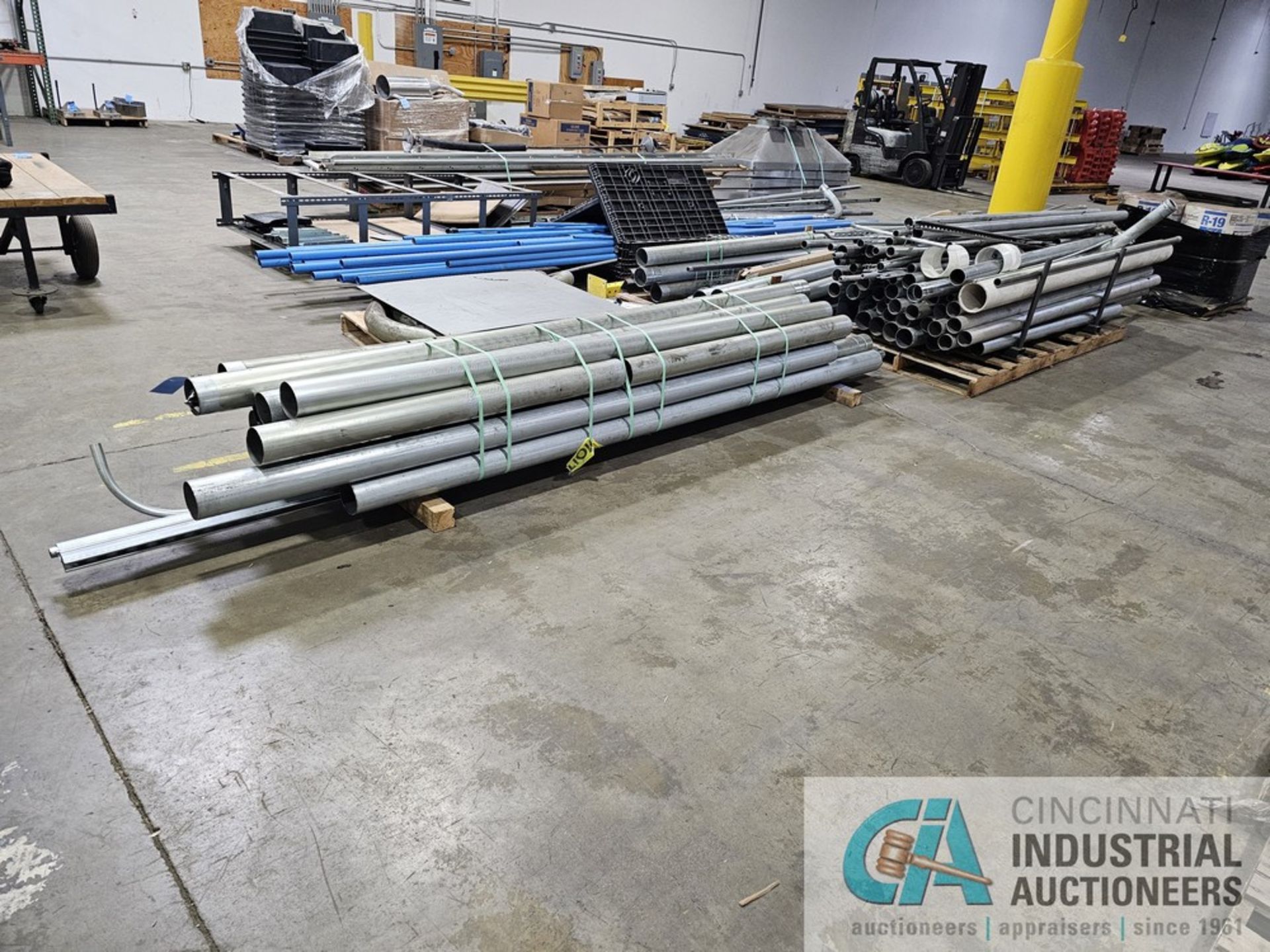 (LOT) MISCELLANEOUS GALVANIZED AND ALUMINUM PIPE - Image 2 of 6