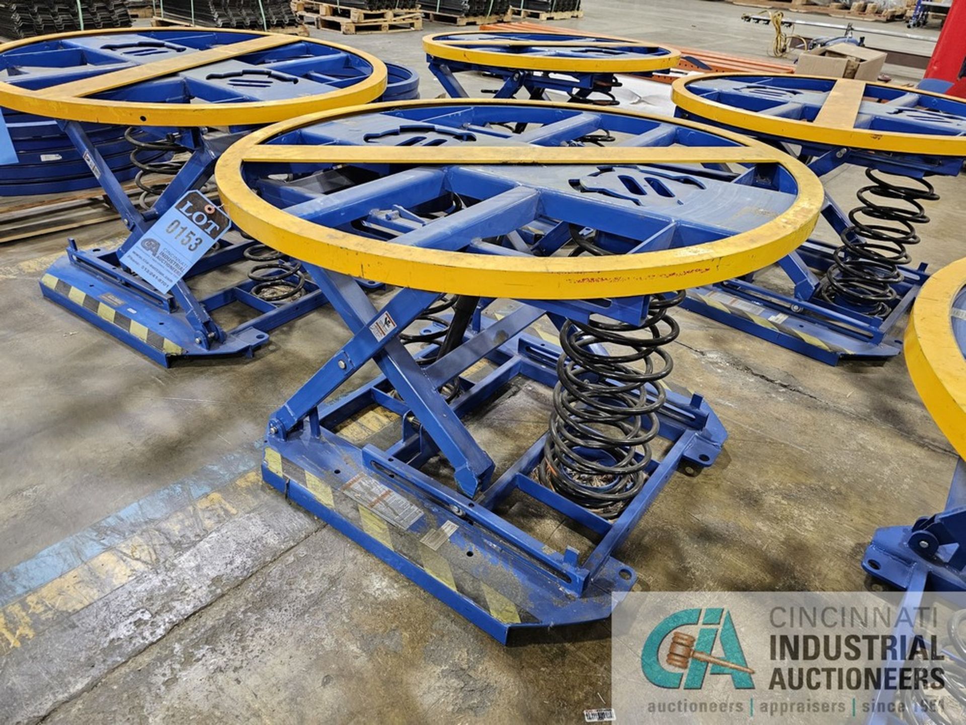 44" DIAMETER GLOBAL INDUSTRIAL SPRING LOADED SCISSOR TABLE - Image 5 of 7