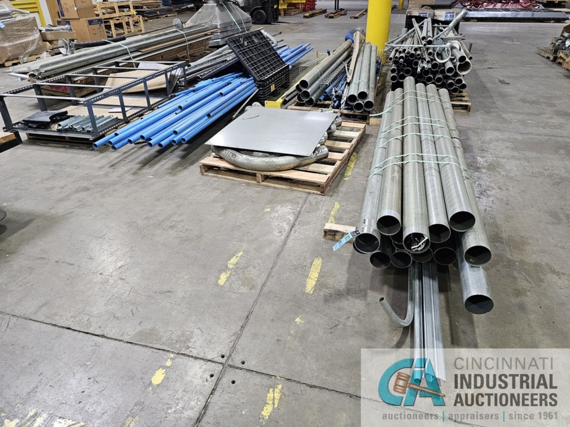 (LOT) MISCELLANEOUS GALVANIZED AND ALUMINUM PIPE