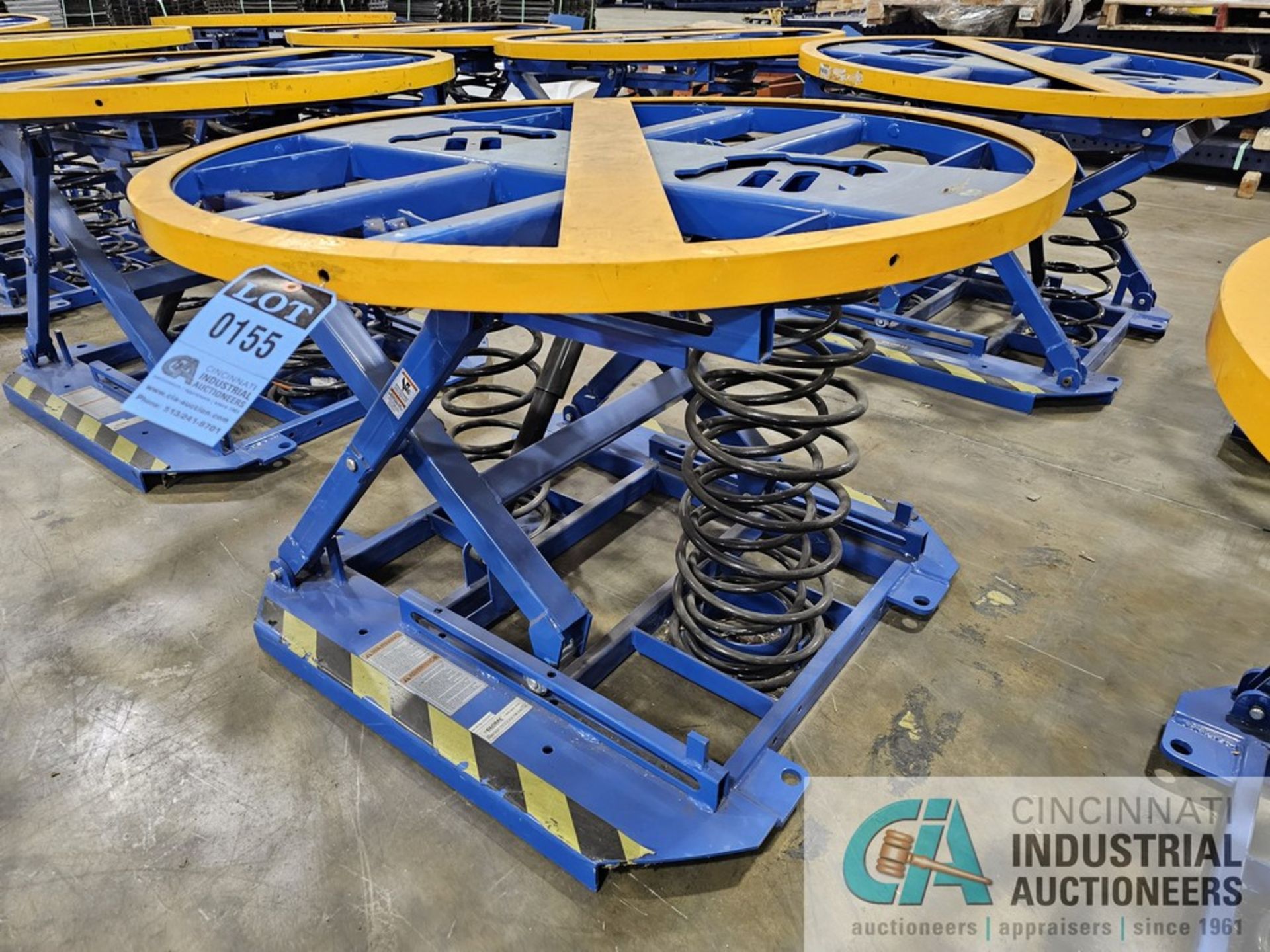 44" DIAMETER GLOBAL INDUSTRIAL SPRING LOADED SCISSOR TABLE