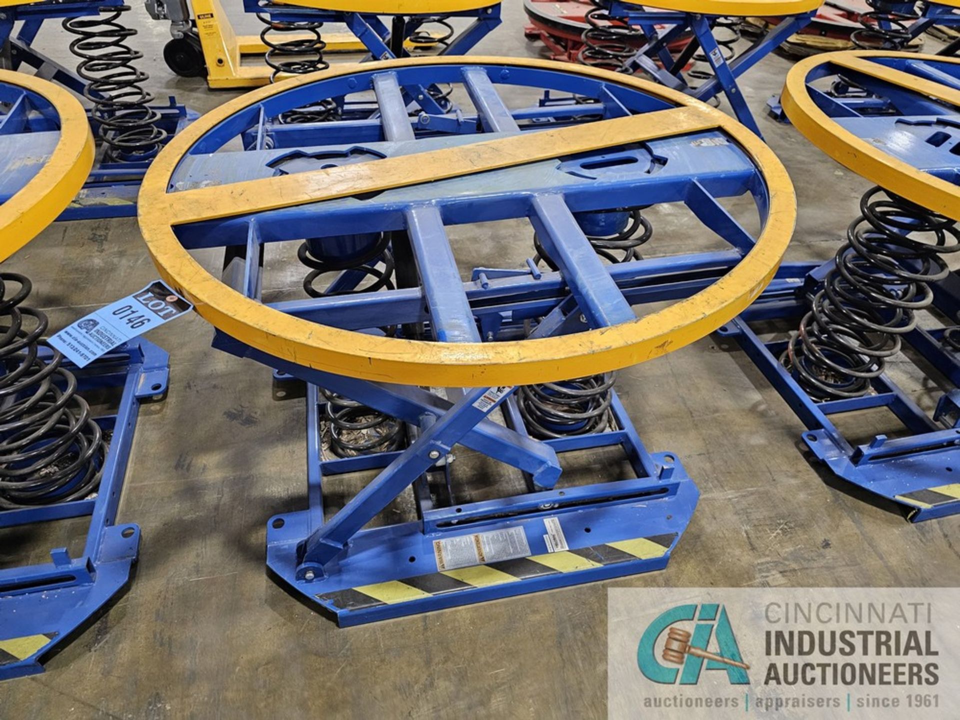 44" DIAMETER GLOBAL INDUSTRIAL SPRING LOADED SCISSOR TABLE