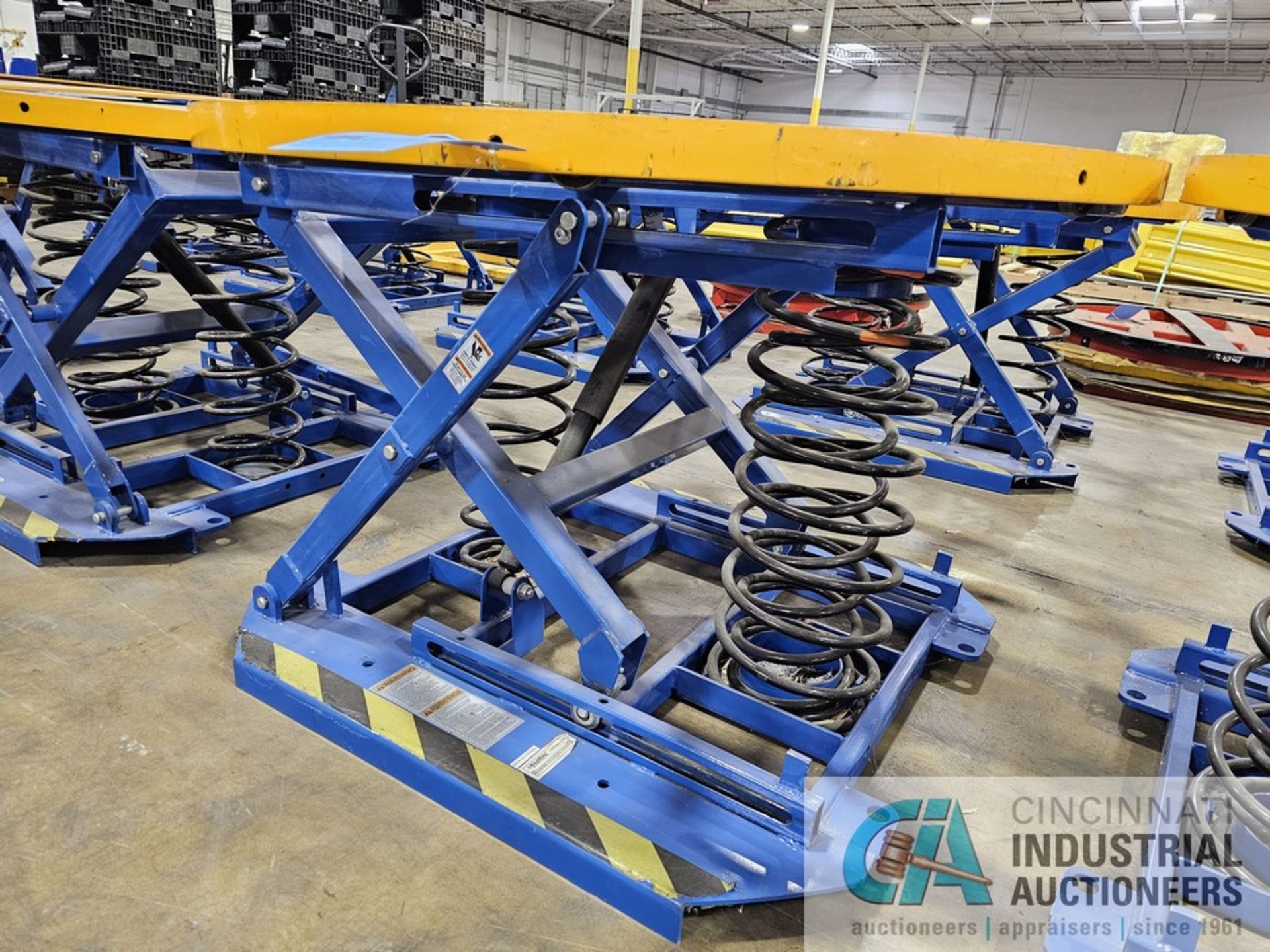 44" DIAMETER GLOBAL INDUSTRIAL SPRING LOADED SCISSOR TABLE - Image 2 of 3