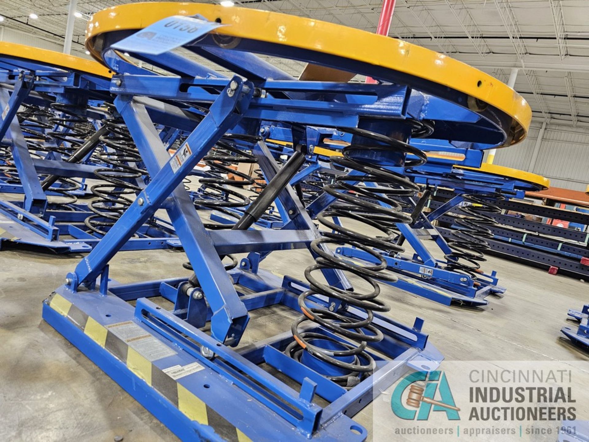 44" DIAMETER GLOBAL INDUSTRIAL SPRING LOADED SCISSOR TABLE - Image 2 of 3