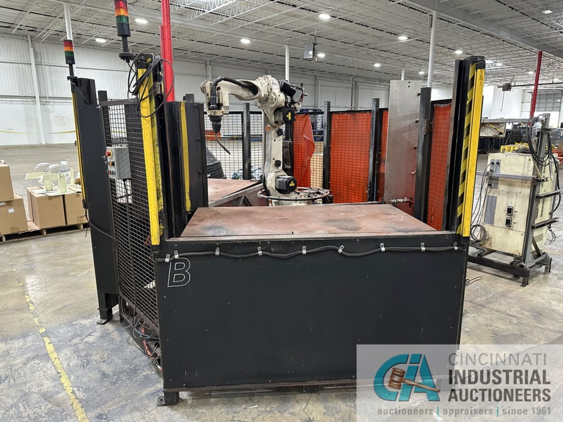 OTC WORKER AUTOMATION SINGLE-ROBOT TWO-STATION ROBOTIC WELDING CELL; OTC MODEL AII-B4 ROBOT, AX21- - Bild 2 aus 15