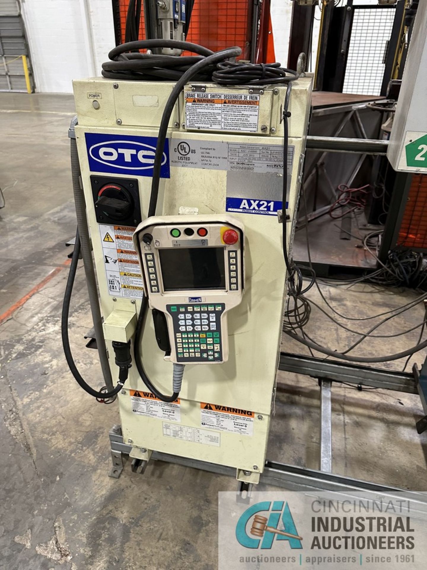 OTC WORKER AUTOMATION SINGLE-ROBOT TWO-STATION ROBOTIC WELDING CELL; OTC MODEL AII-B4 ROBOT, AX21- - Bild 10 aus 15