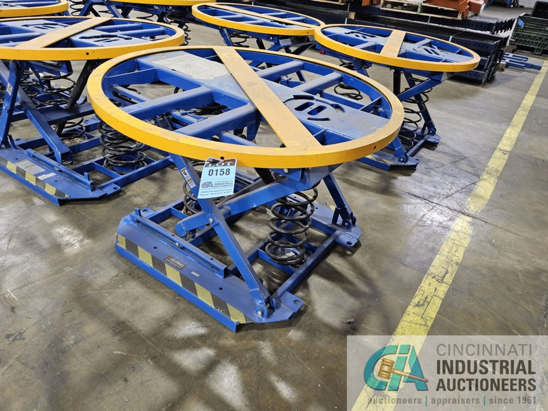 44" DIAMETER GLOBAL INDUSTRIAL SPRING LOADED SCISSOR TABLE