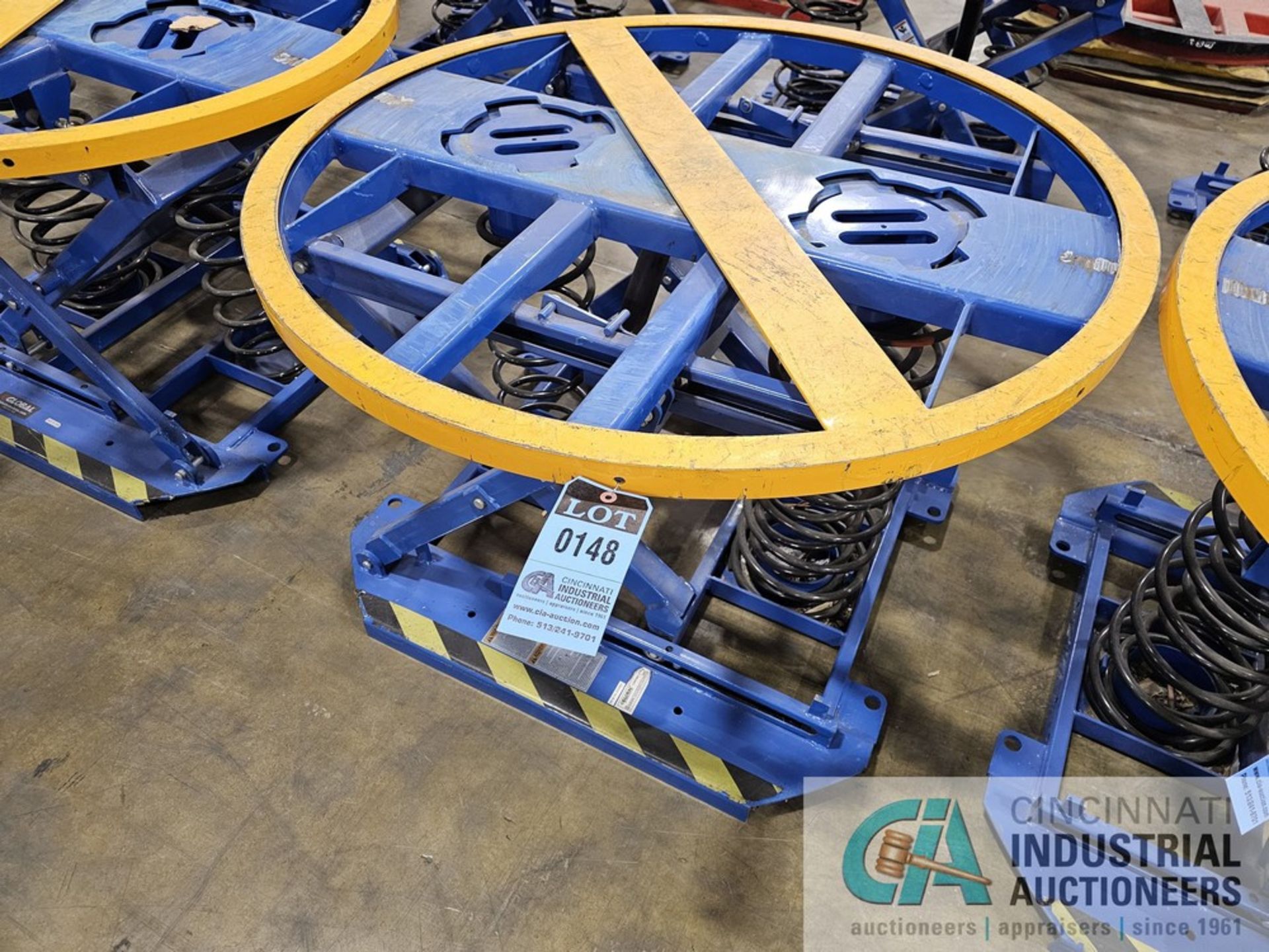 44" DIAMETER GLOBAL INDUSTRIAL SPRING LOADED SCISSOR TABLE