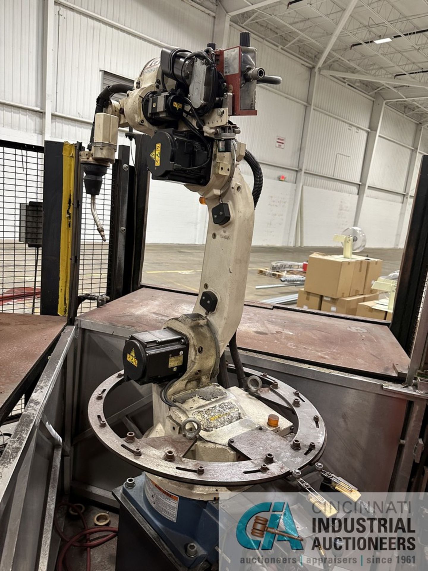 OTC WORKER AUTOMATION SINGLE-ROBOT TWO-STATION ROBOTIC WELDING CELL; OTC MODEL AII-B4 ROBOT, AX21- - Bild 6 aus 15