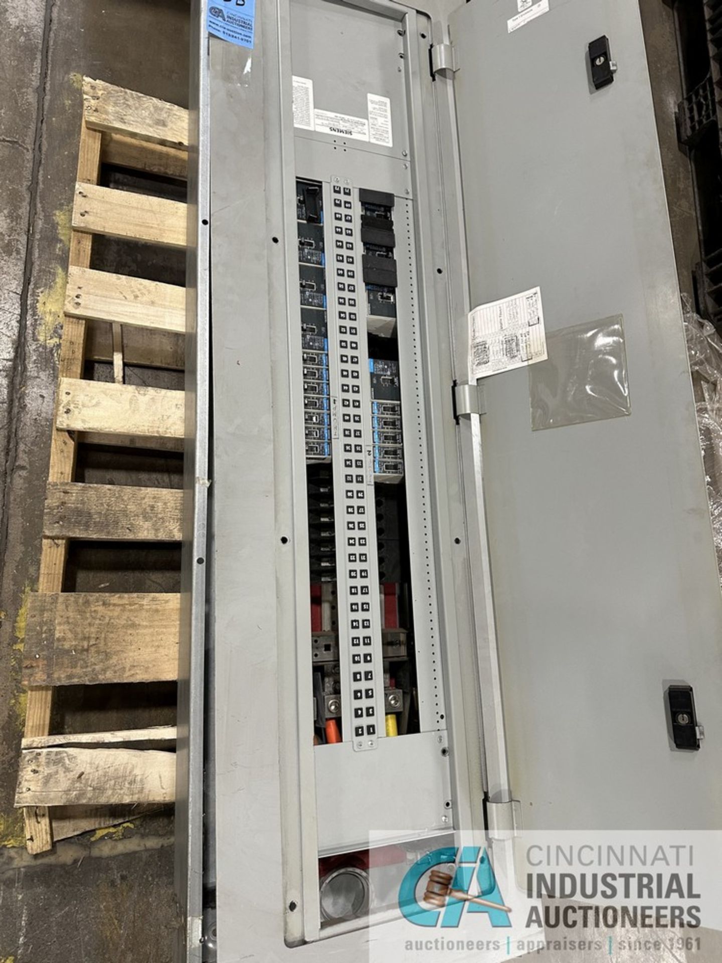 SEIMENS 600 AMP BREAKER PANEL - Image 2 of 4