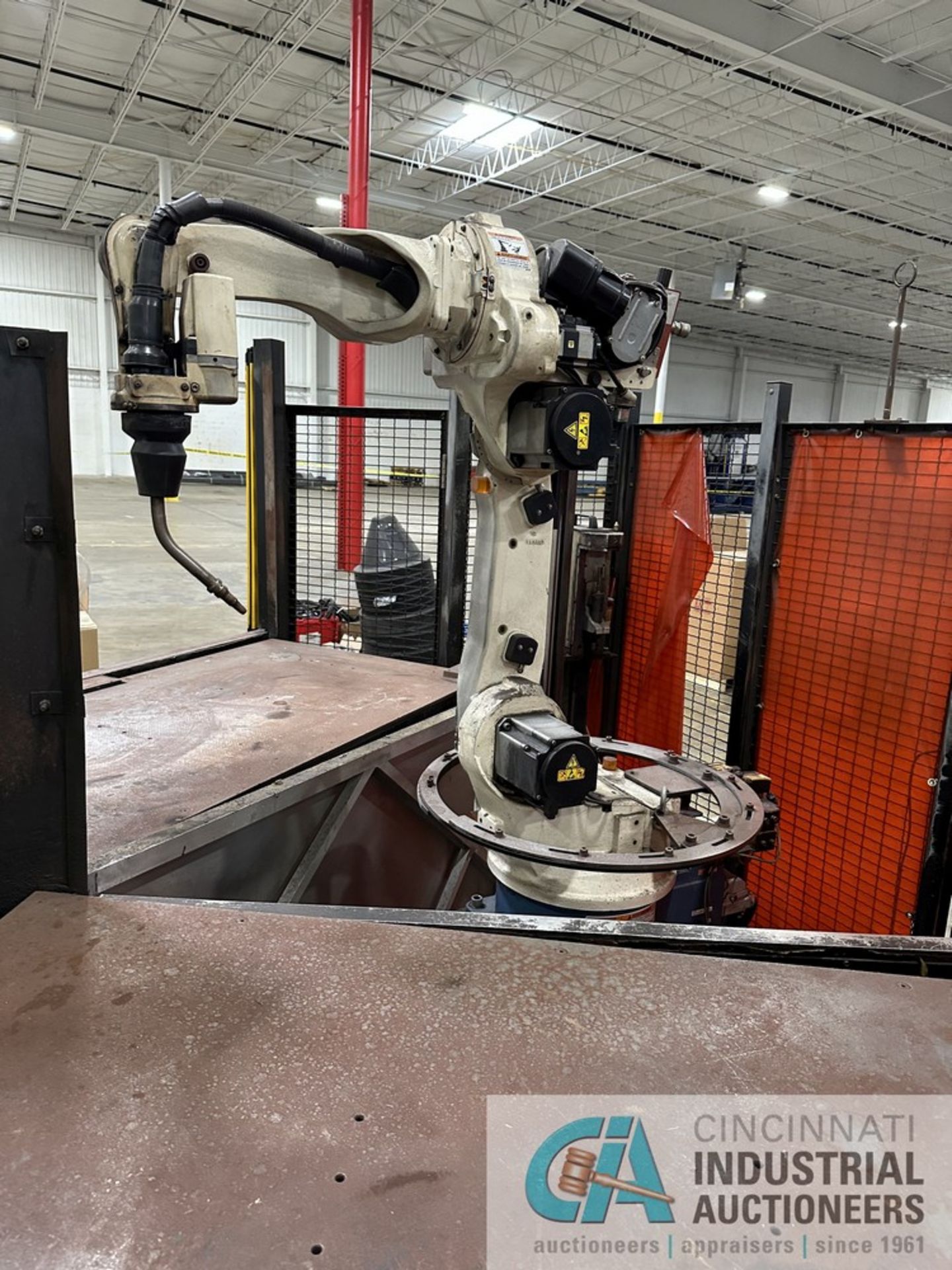 OTC WORKER AUTOMATION SINGLE-ROBOT TWO-STATION ROBOTIC WELDING CELL; OTC MODEL AII-B4 ROBOT, AX21- - Bild 3 aus 15