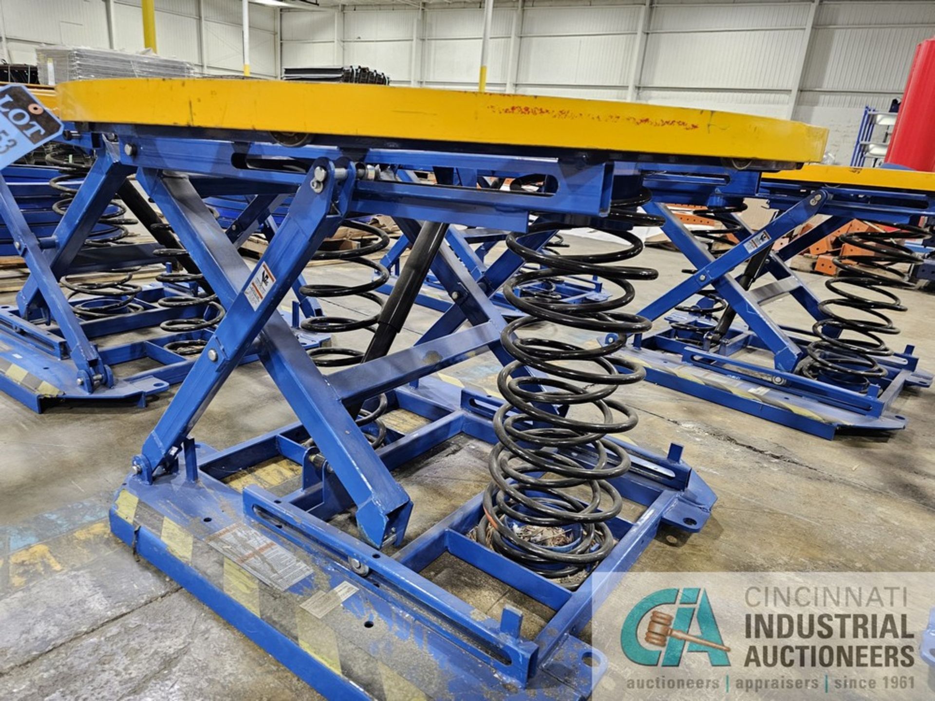 44" DIAMETER GLOBAL INDUSTRIAL SPRING LOADED SCISSOR TABLE - Image 6 of 7