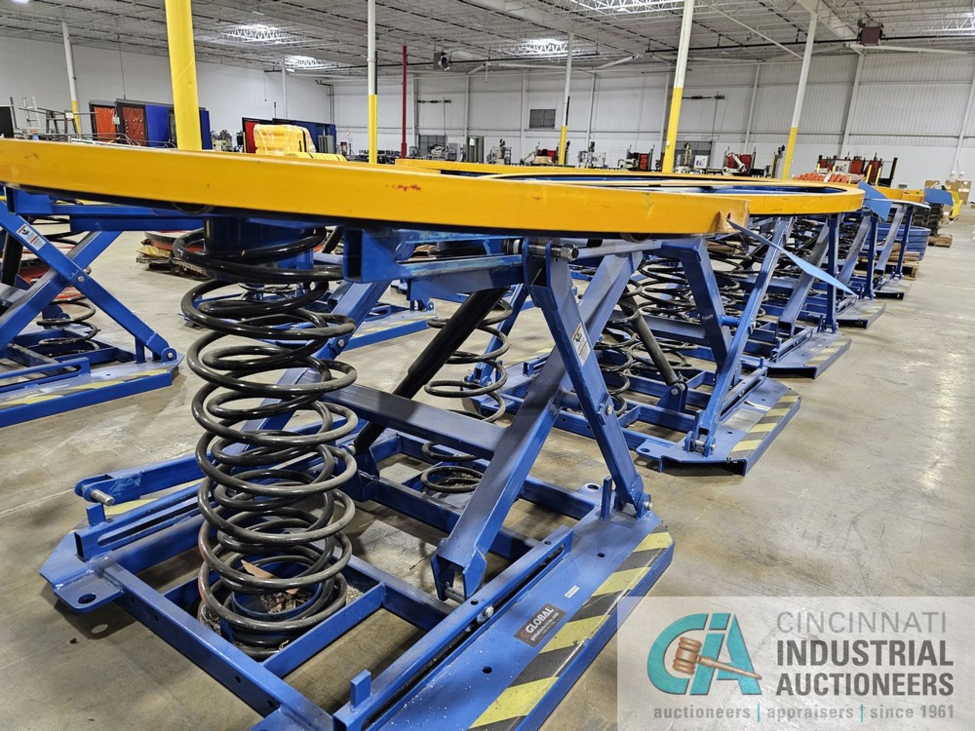 44" DIAMETER GLOBAL INDUSTRIAL SPRING LOADED SCISSOR TABLE - Image 2 of 3