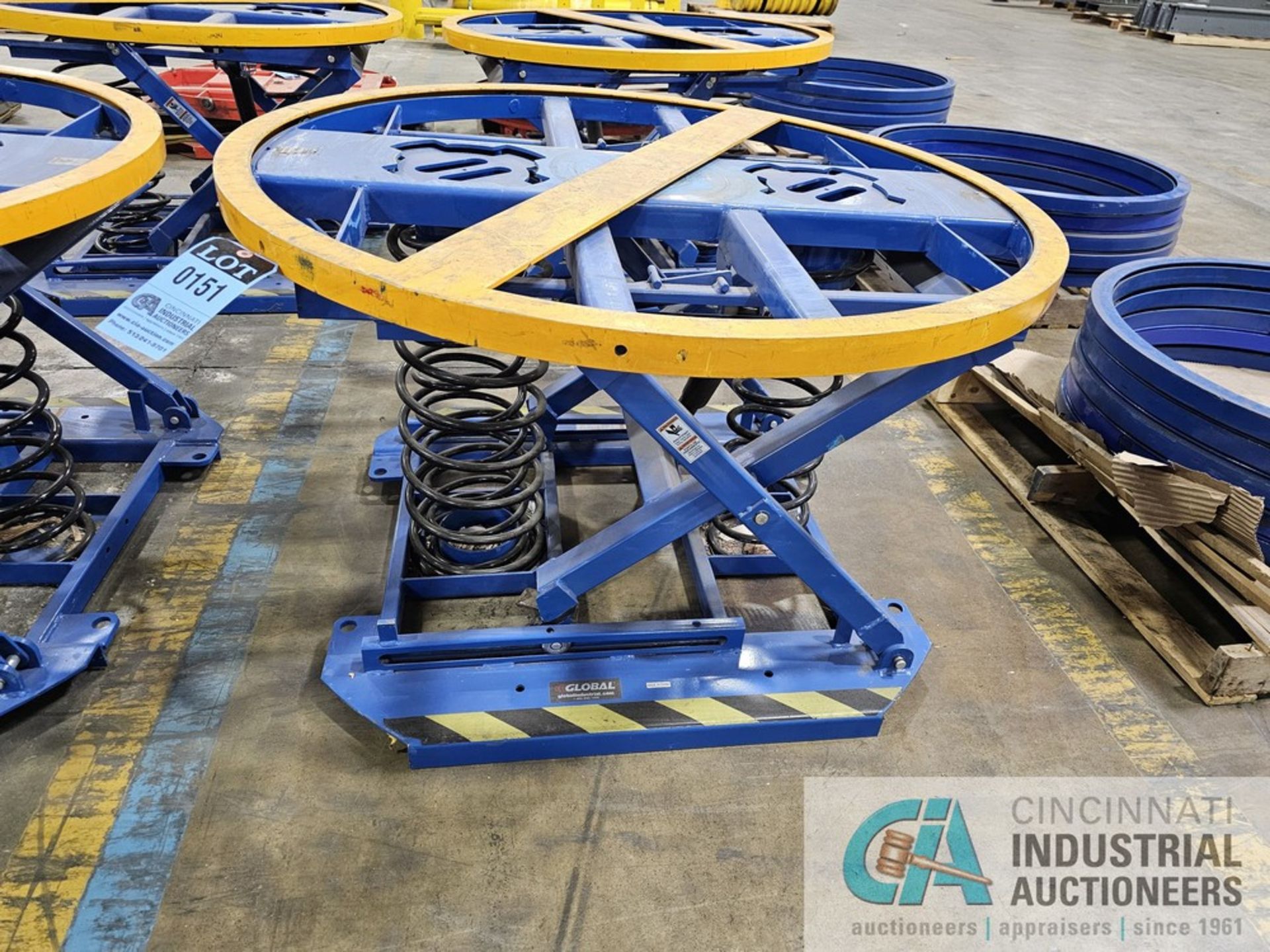 44" DIAMETER GLOBAL INDUSTRIAL SPRING LOADED SCISSOR TABLE