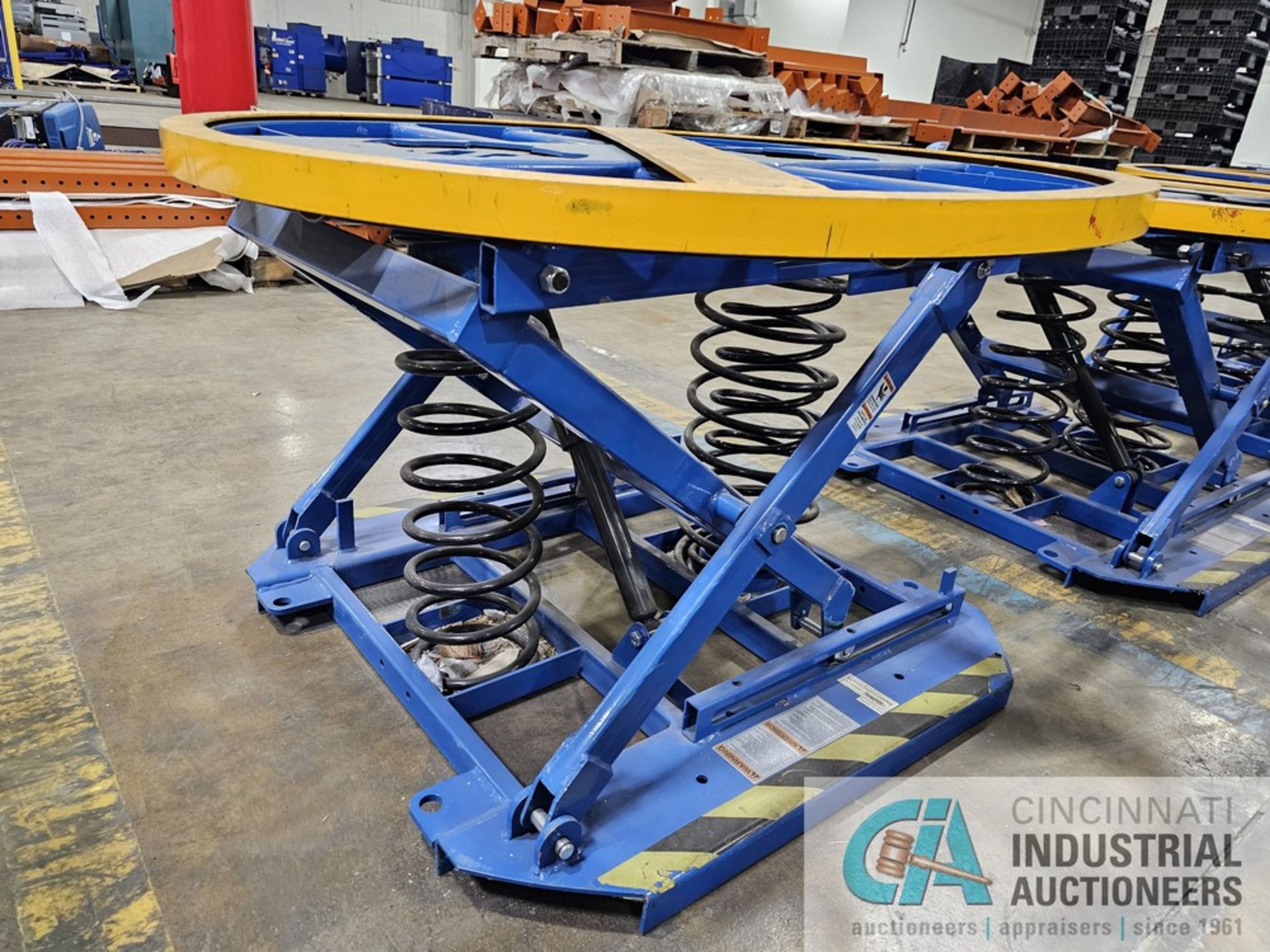 44" DIAMETER GLOBAL INDUSTRIAL SPRING LOADED SCISSOR TABLE - Image 2 of 3